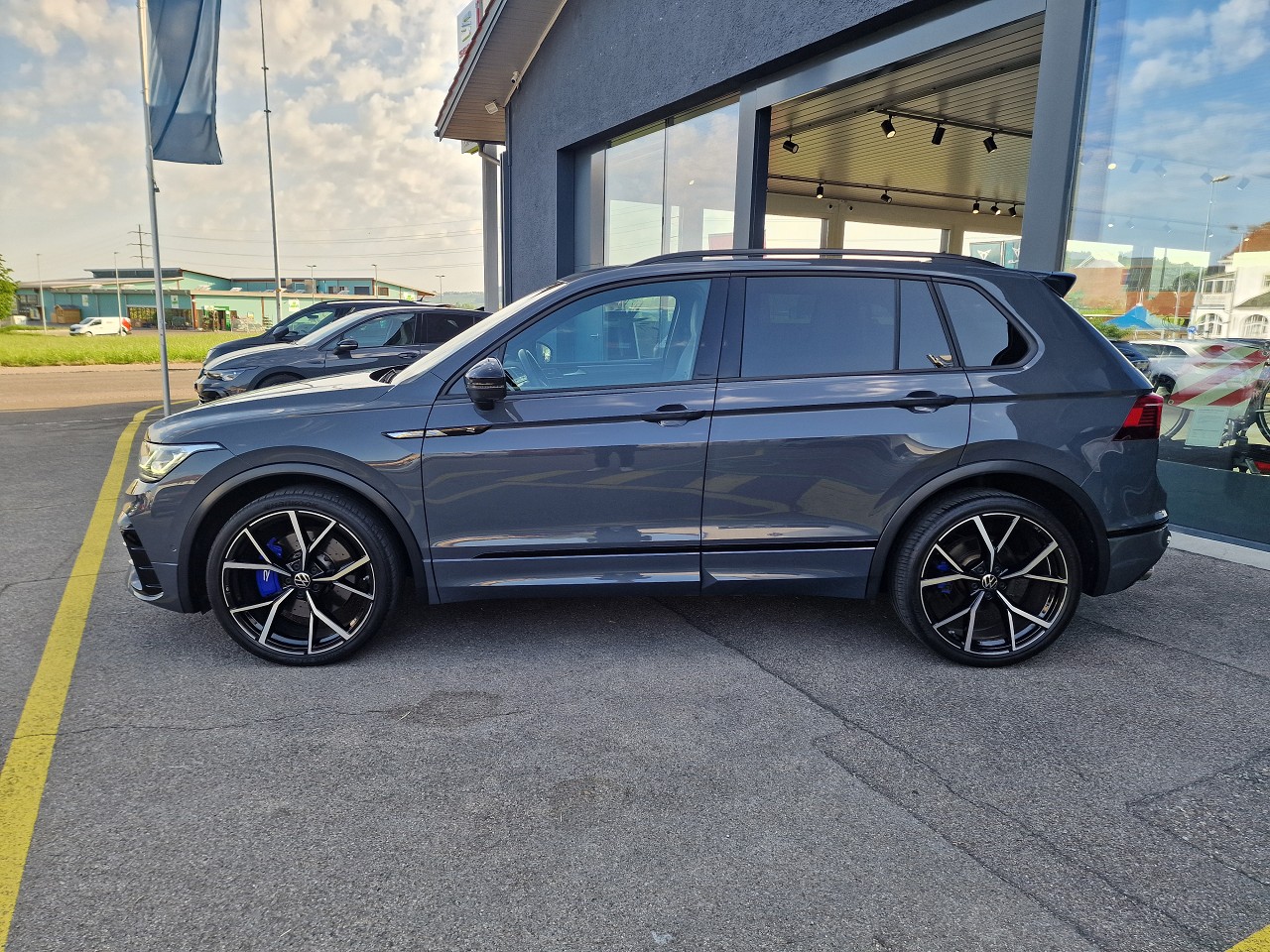 VW Tiguan 2.0TSI R 4Motion DSG-showroom-element-2