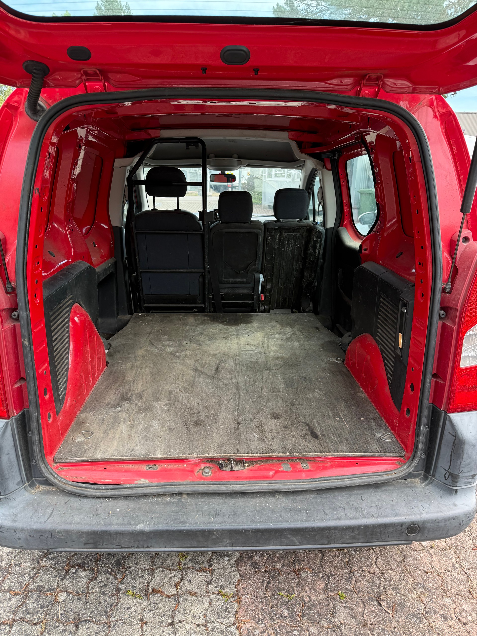 PEUGEOT Partner 1.6i Urban-image-13