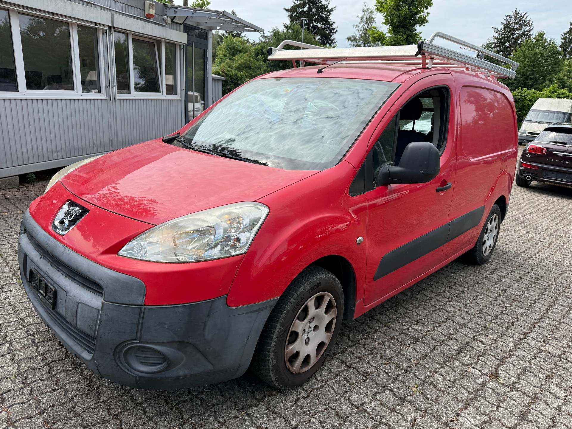 PEUGEOT Partner 1.6i Urban-image-0