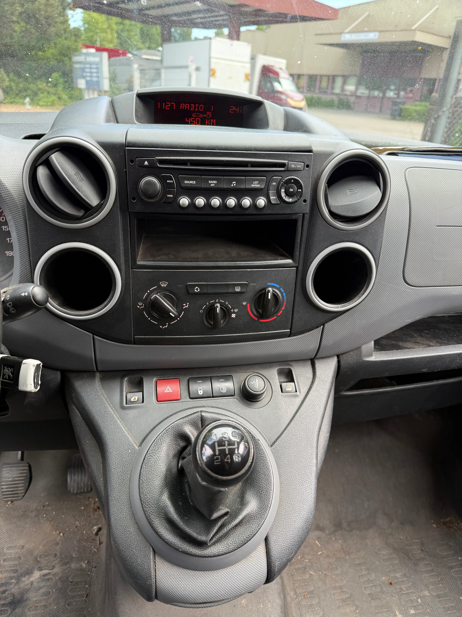 PEUGEOT Partner 1.6i Urban-image-9