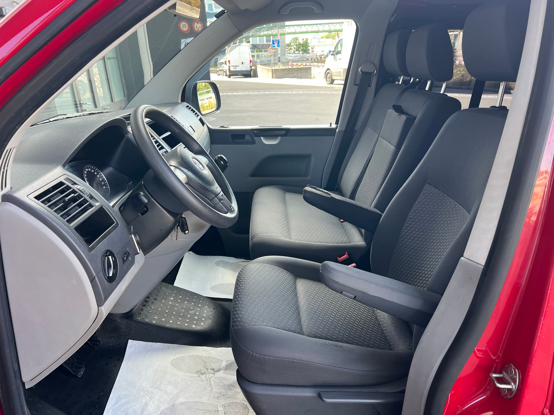 VW T5 2.0 TDI-image-12