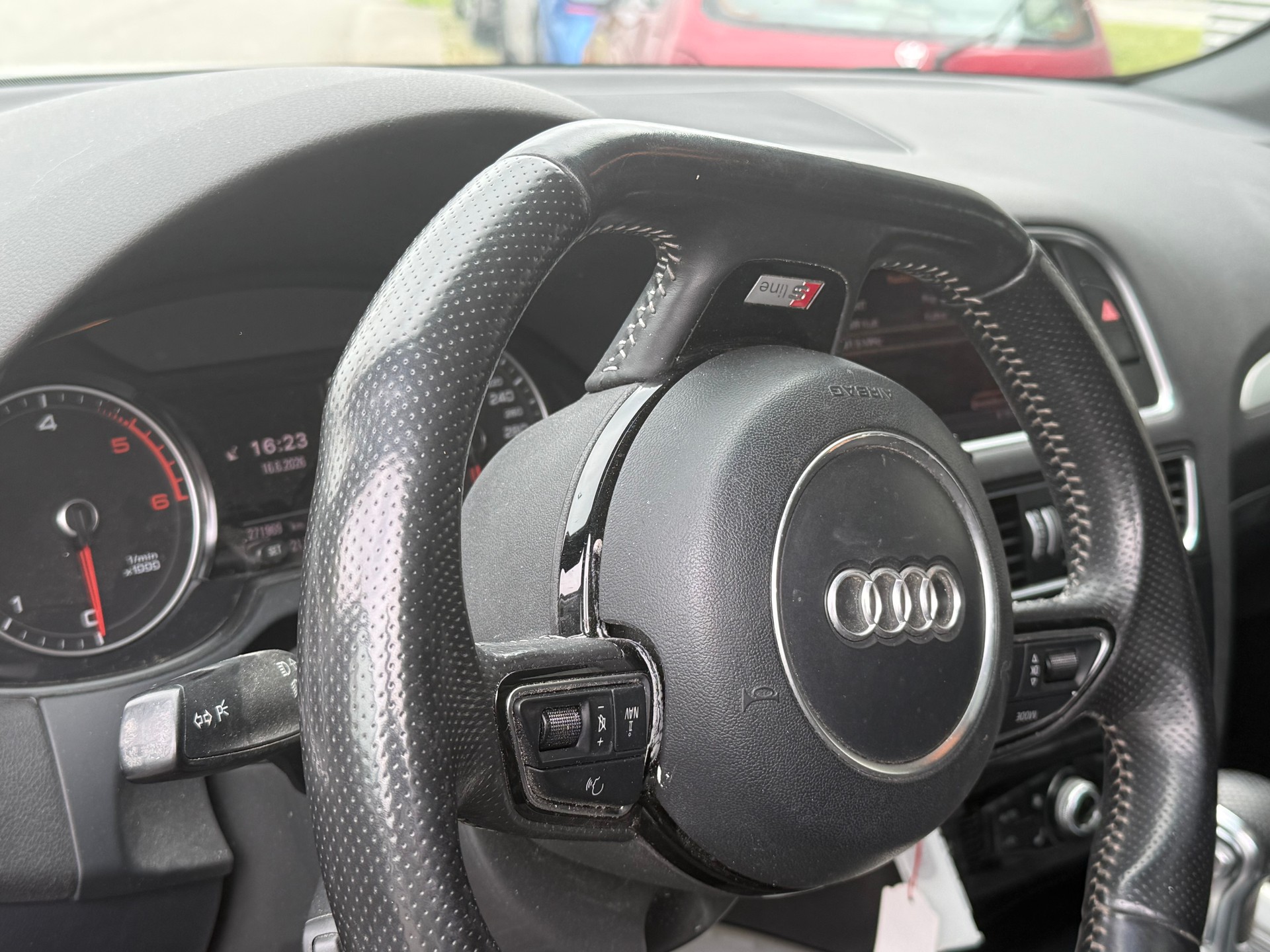 AUDI Q5 2.0 TDI quattro S-tronic S-Line-image-12