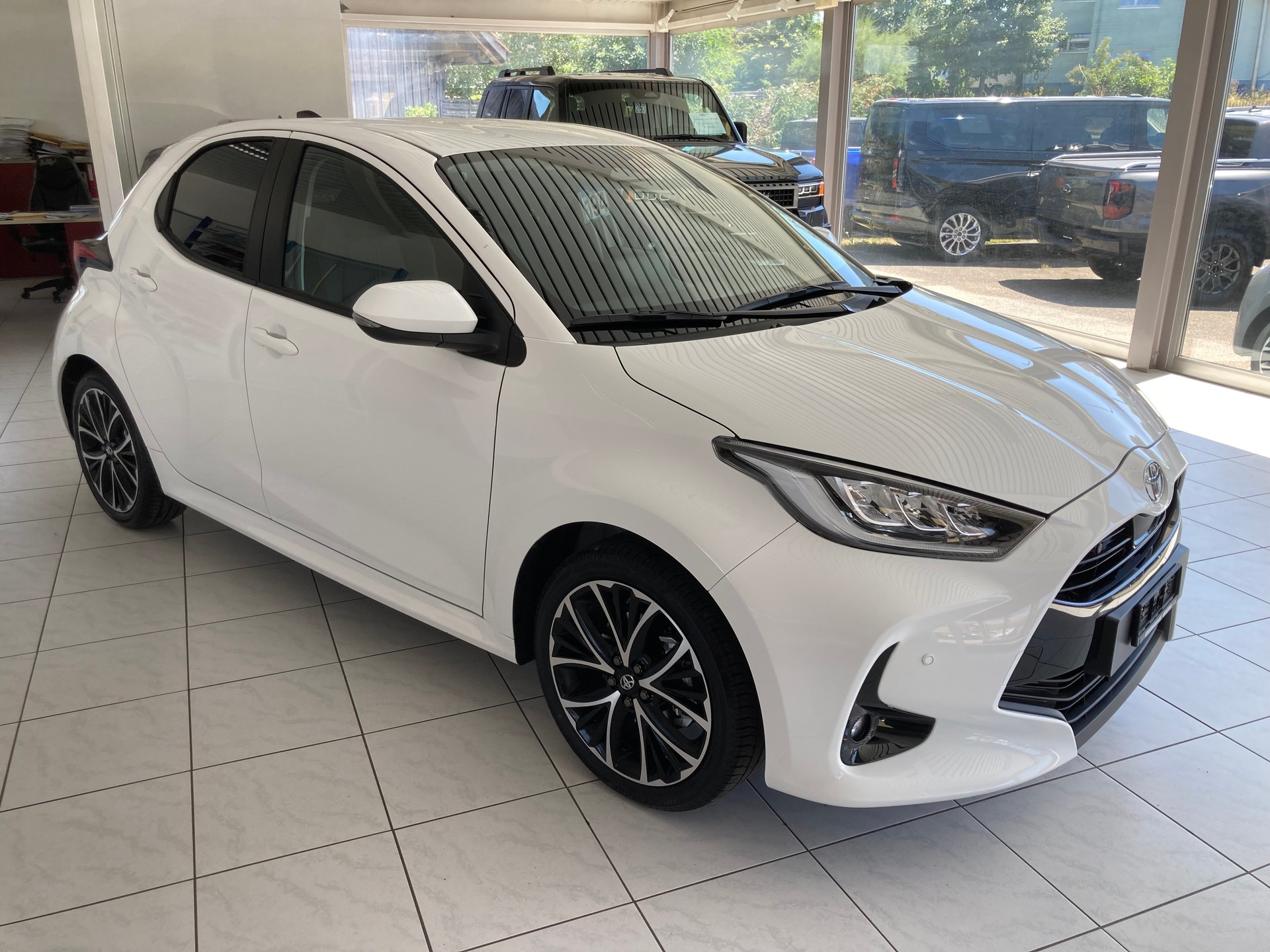 TOYOTA Yaris 1.5 Trend e-CVT-image-2