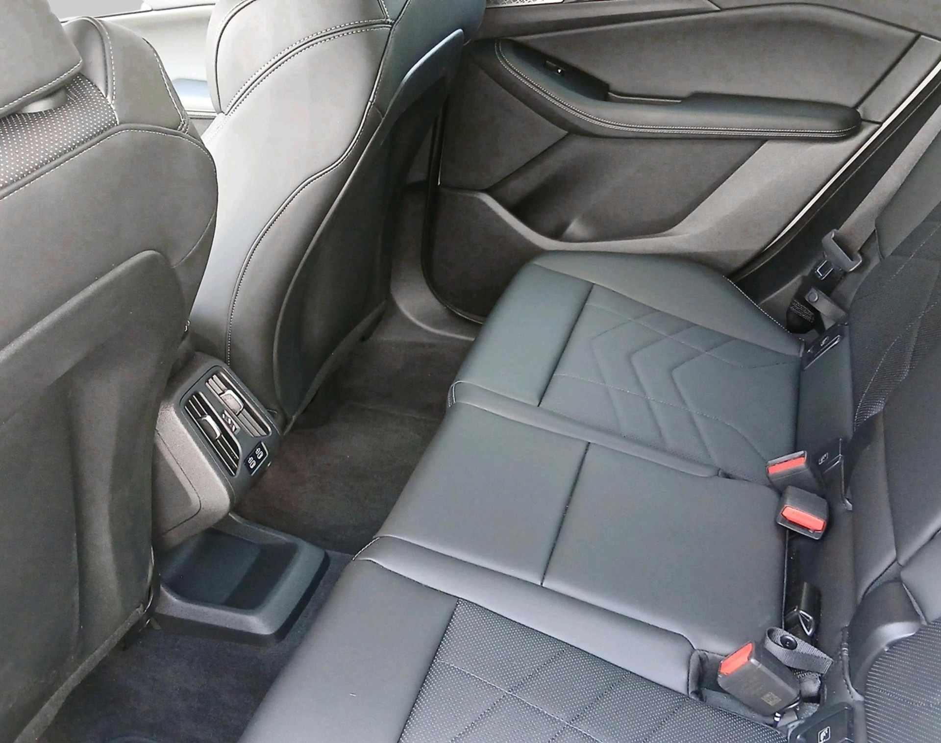 BMW 2 Series U06 Active Tourer 21-showroom-element-3