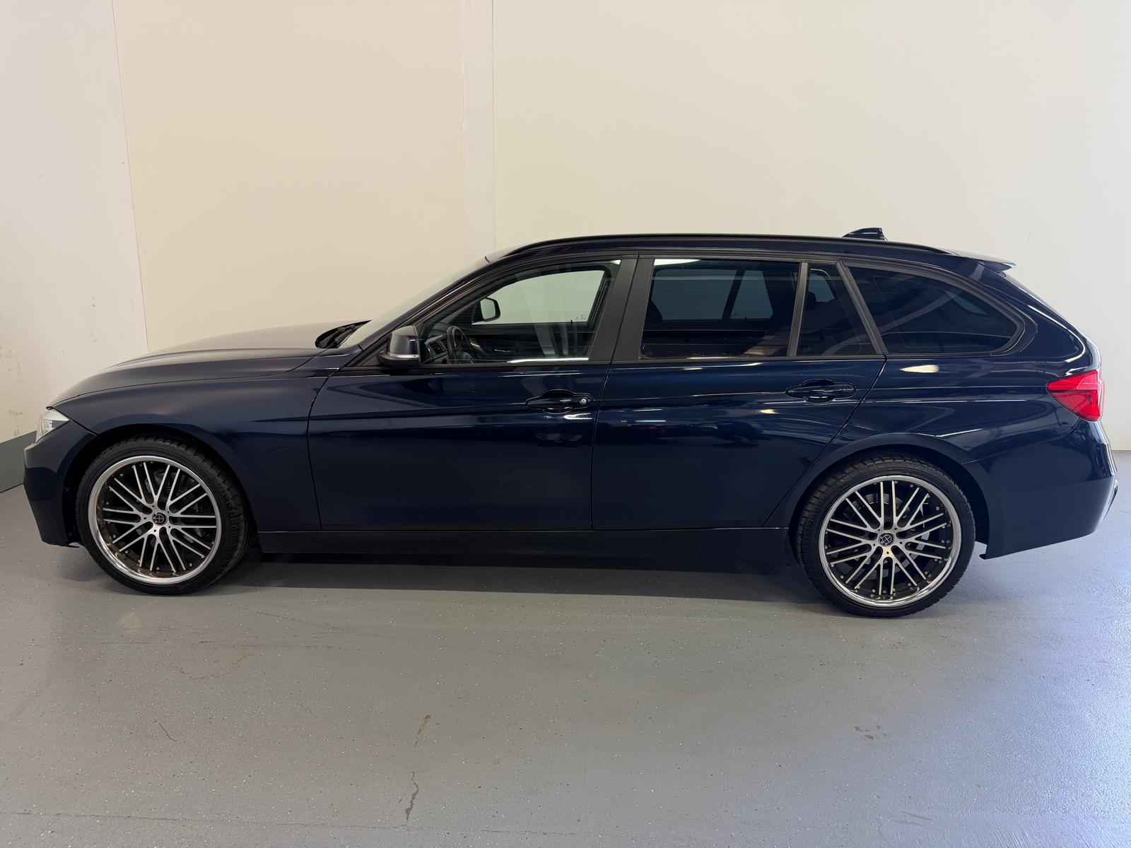 BMW 320d Touring Steptronic-image-8