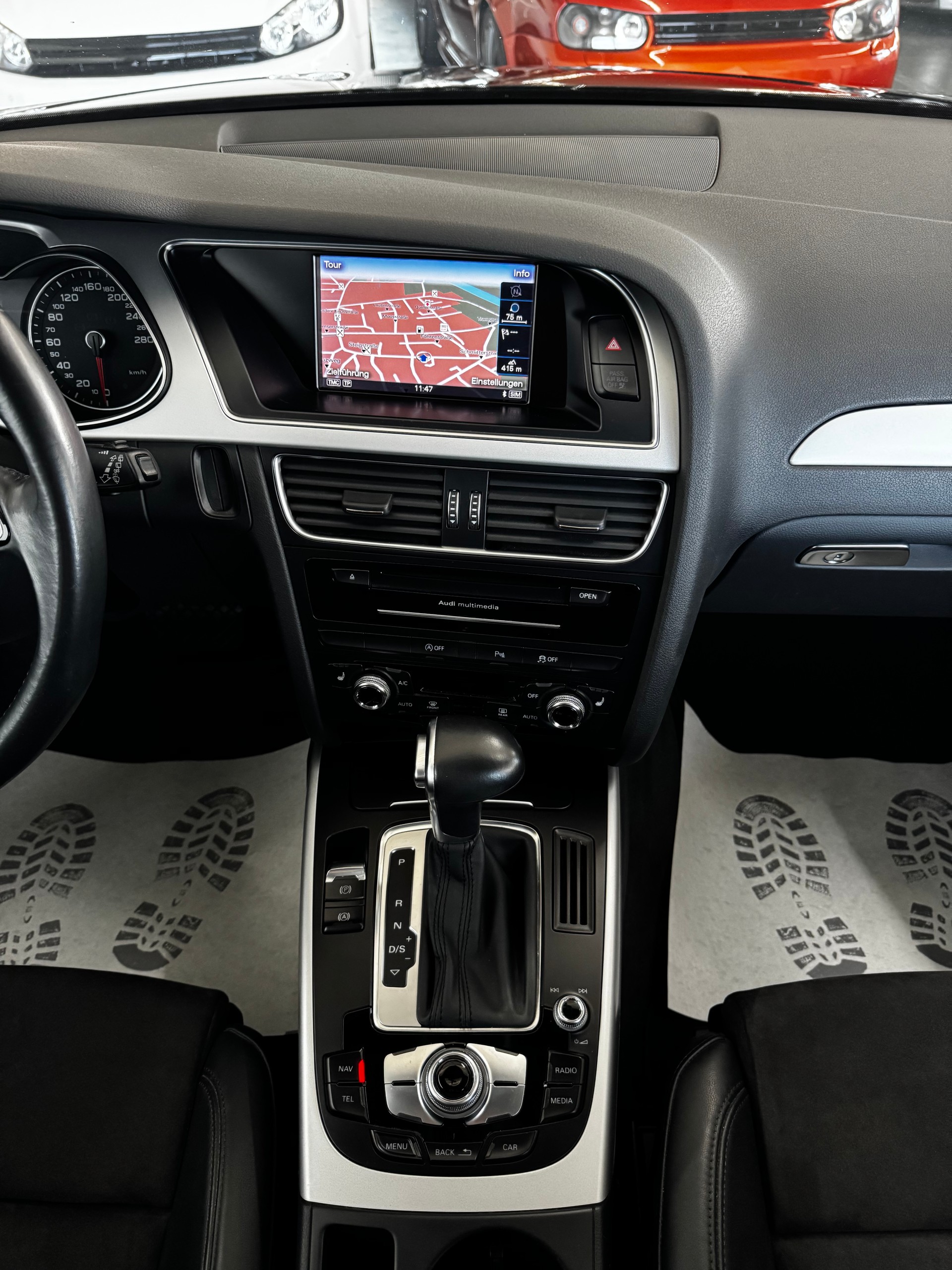 AUDI A4 Avant 2.0 TDI Attraction multitronic-image-16