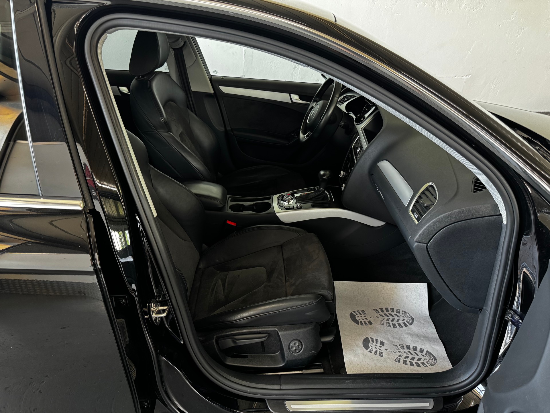 AUDI A4 Avant 2.0 TDI Attraction multitronic-image-18