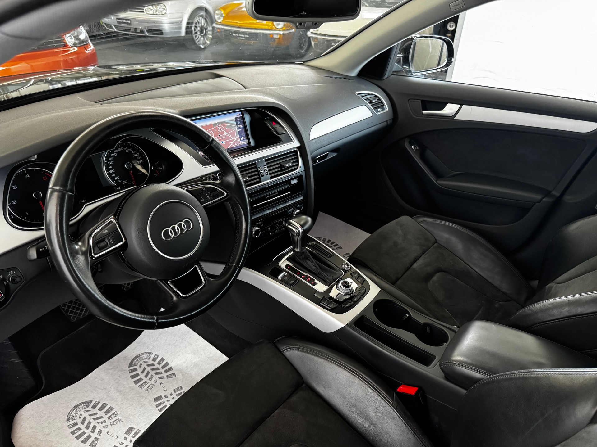 AUDI A4 Avant 2.0 TDI Attraction multitronic-image-13