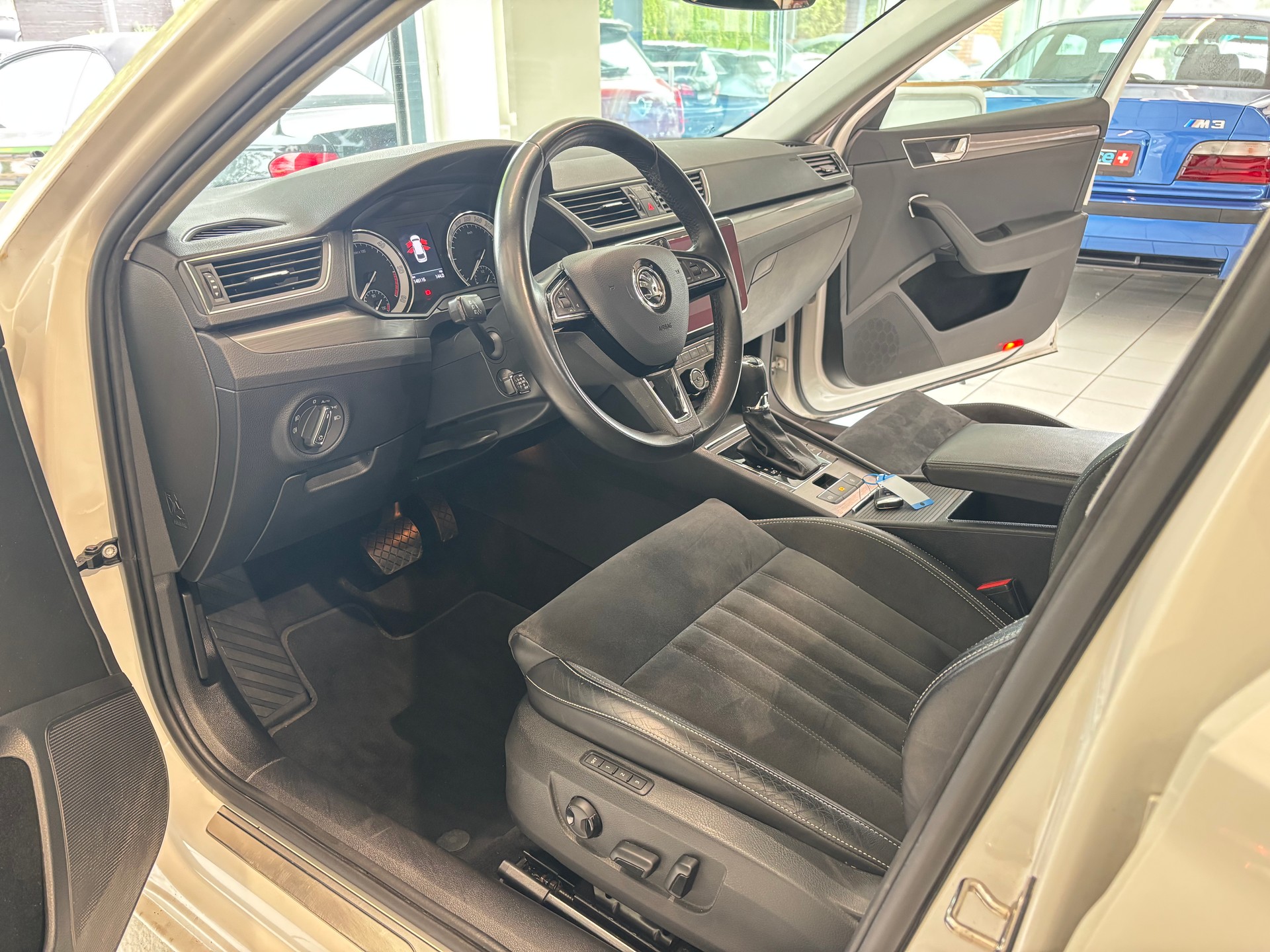 SKODA Superb Combi 2.0 TDi Ambition DSG-image-10