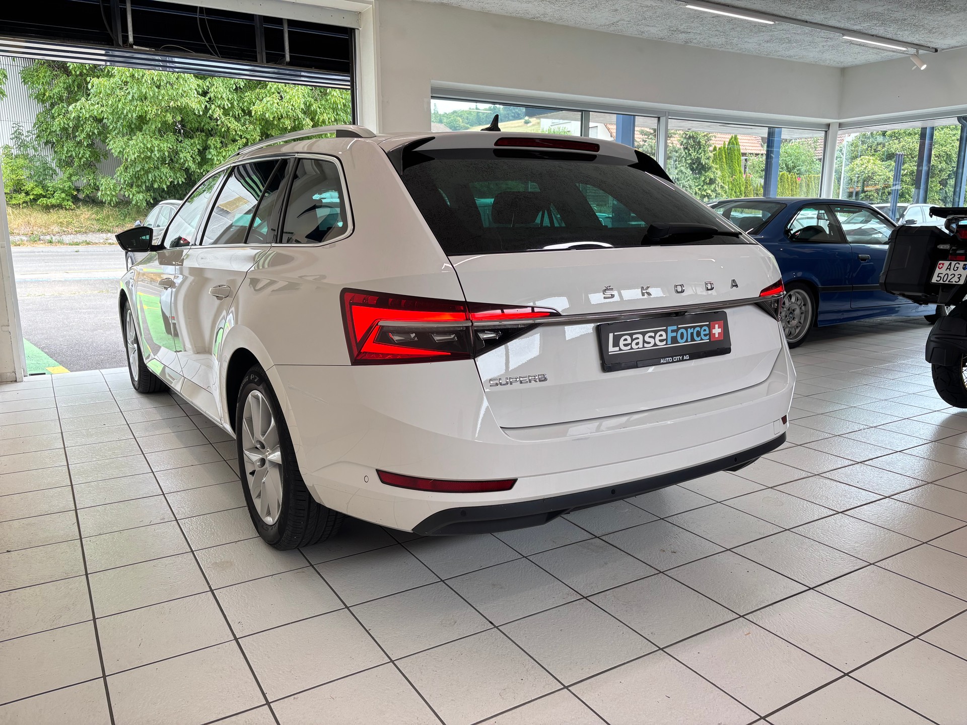 SKODA Superb Combi 2.0 TDi Ambition DSG-image-2