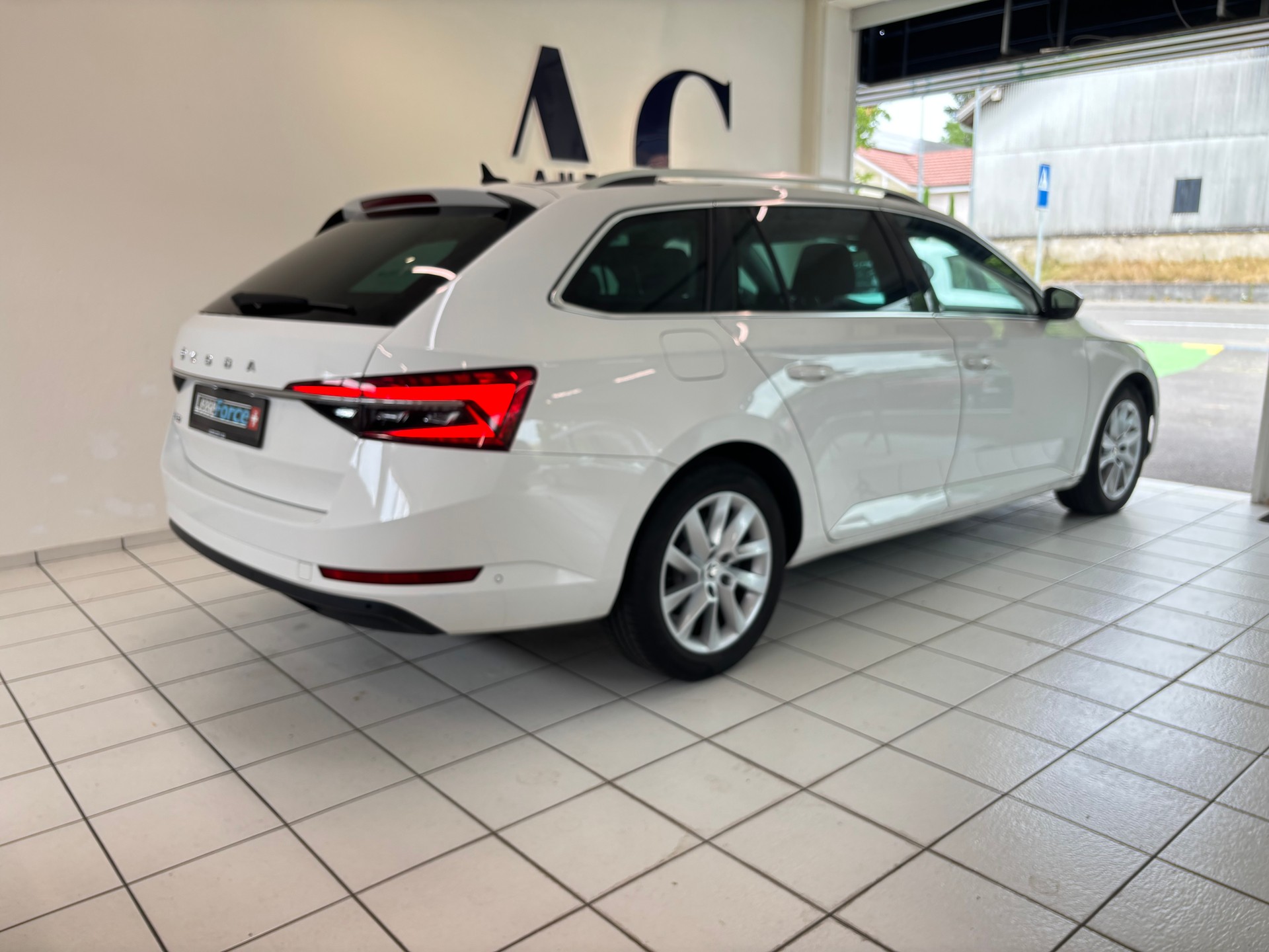 SKODA Superb Combi 2.0 TDi Ambition DSG-image-1