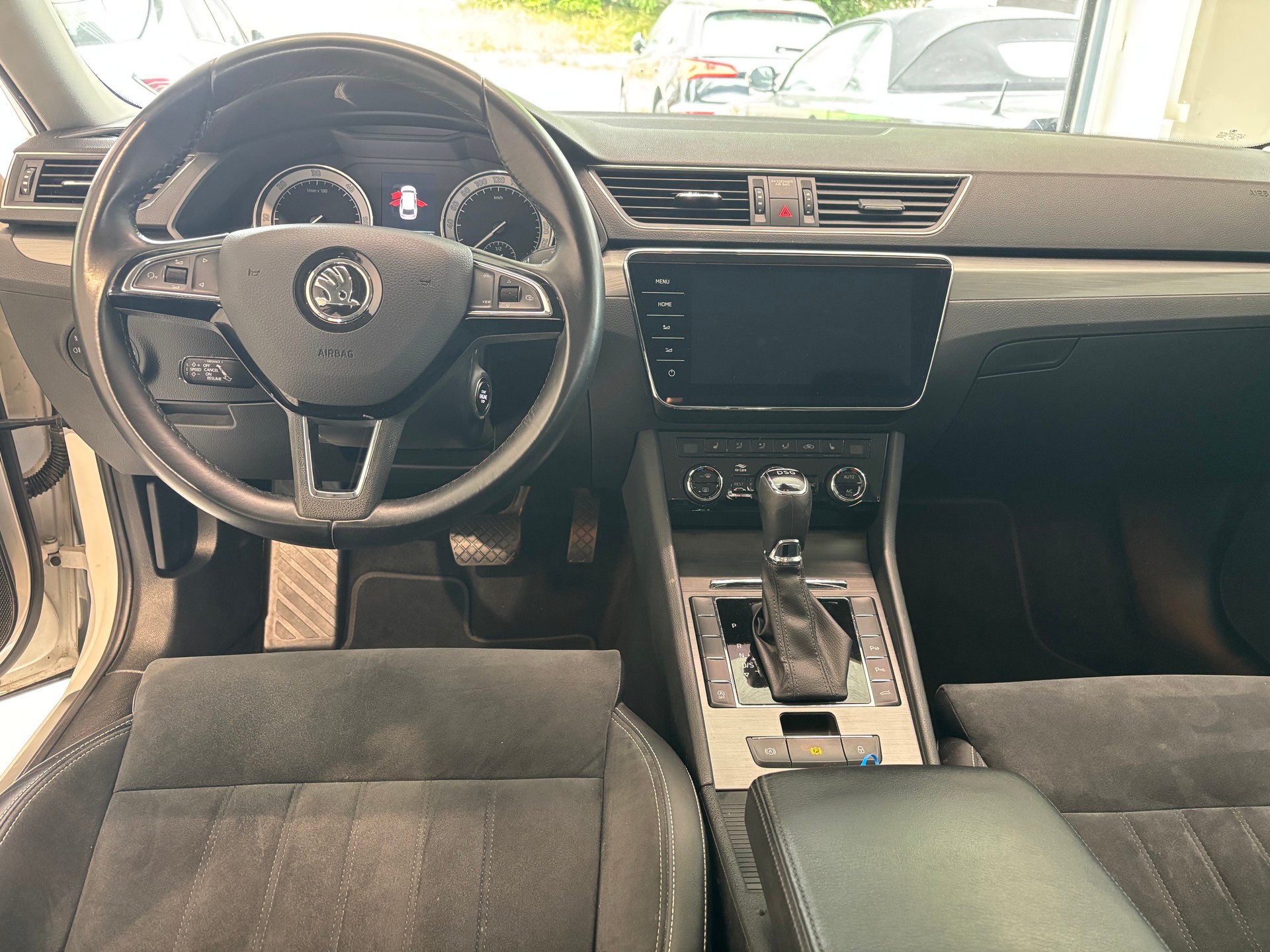 SKODA Superb Combi 2.0 TDi Ambition DSG-image-9