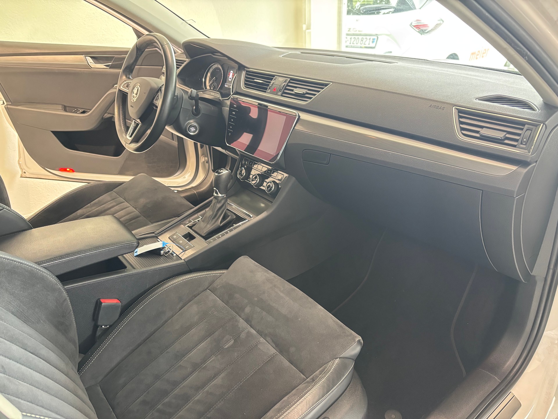 SKODA Superb Combi 2.0 TDi Ambition DSG-image-8