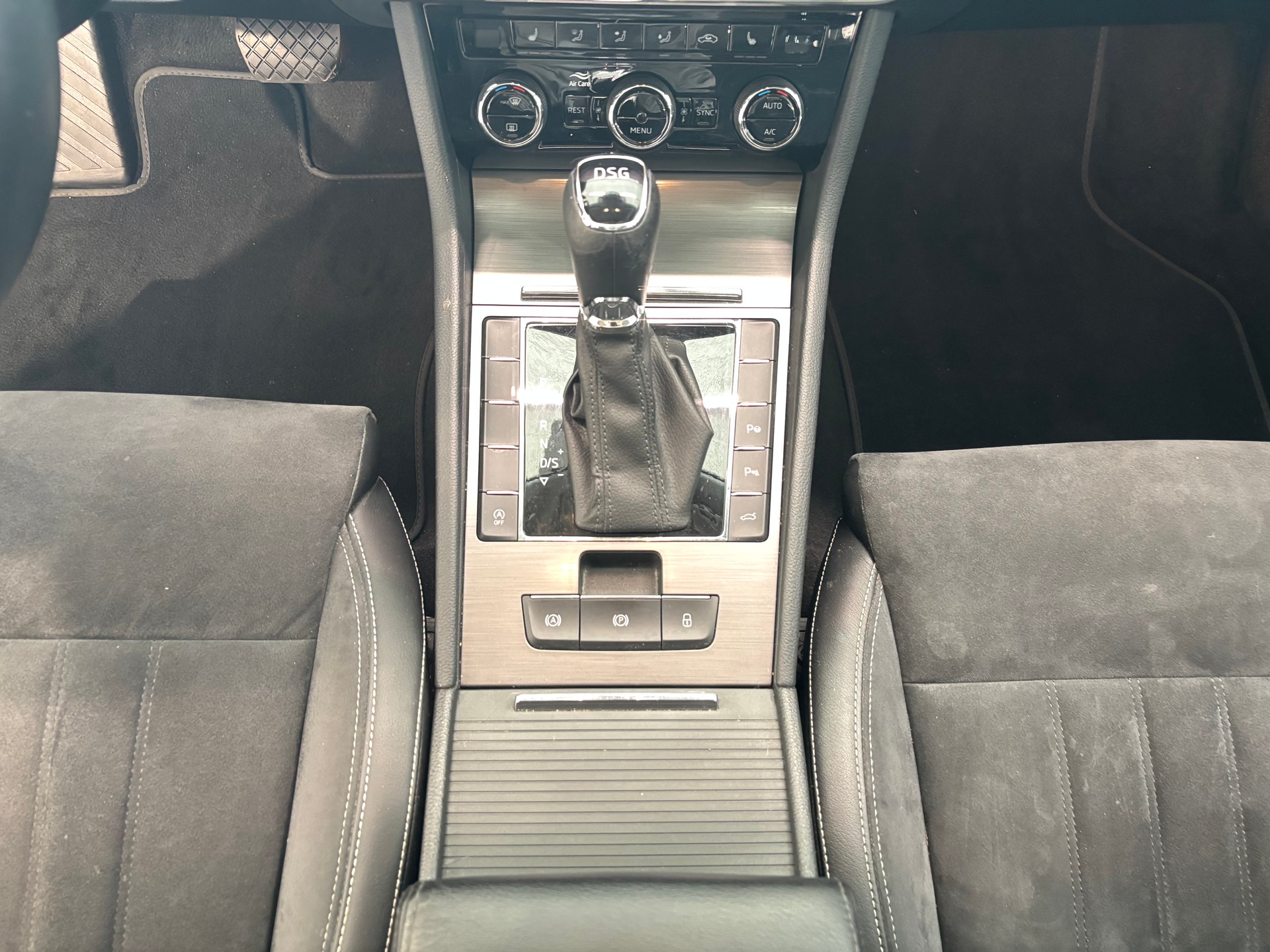 SKODA Superb Combi 2.0 TDi Ambition DSG-image-14
