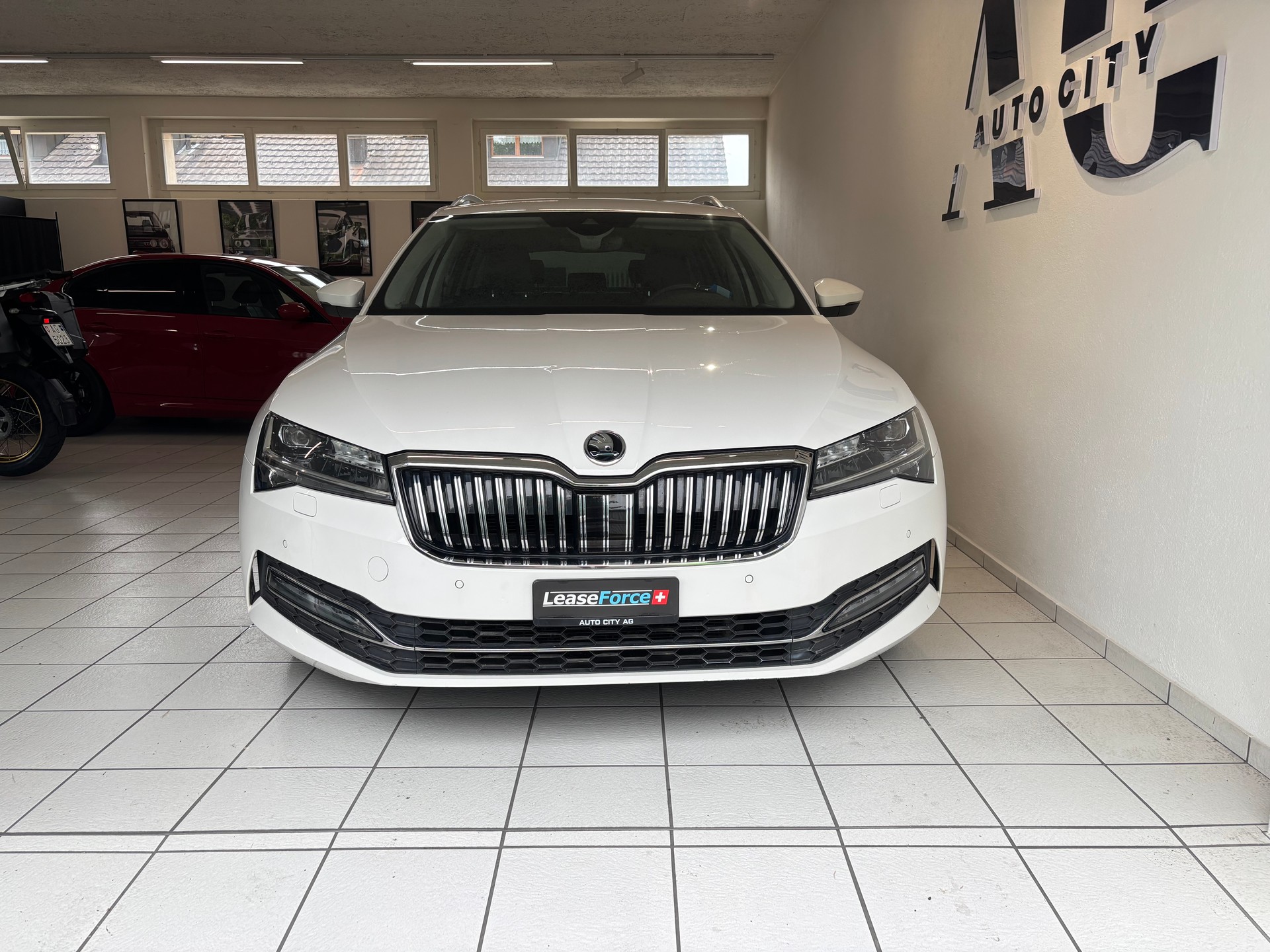 SKODA Superb Combi 2.0 TDi Ambition DSG-image-4
