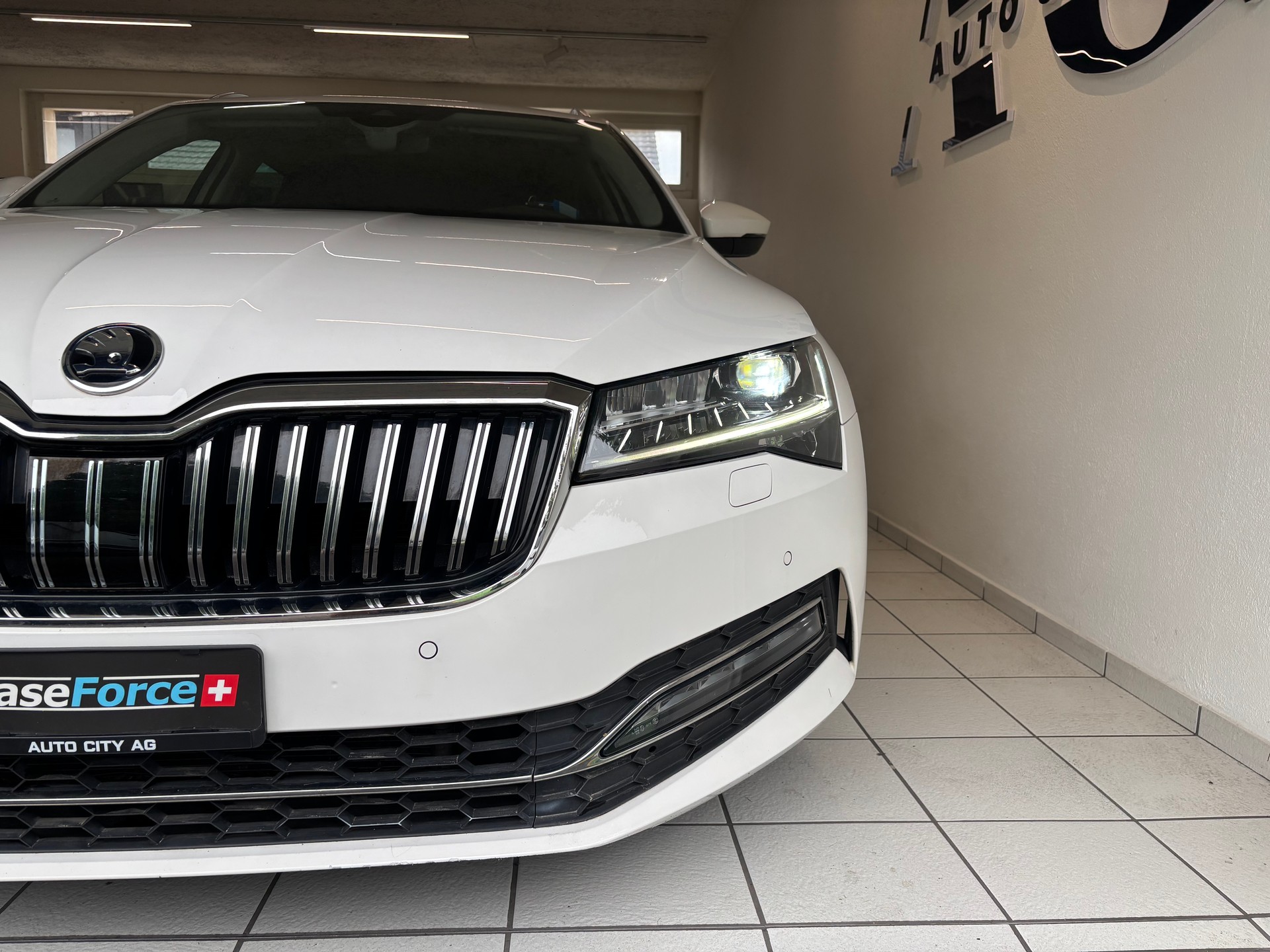 SKODA Superb Combi 2.0 TDi Ambition DSG-image-6