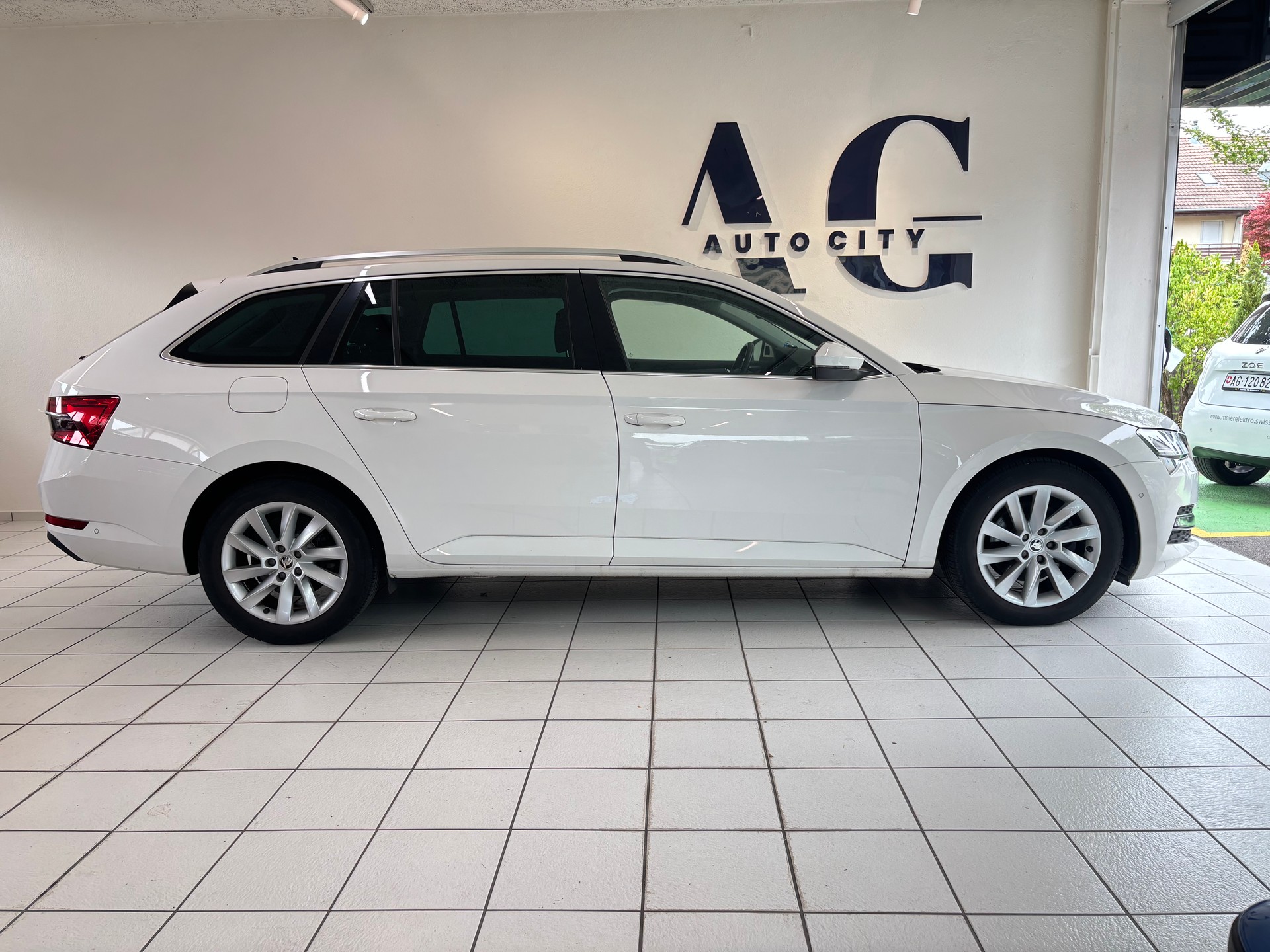 SKODA Superb Combi 2.0 TDi Ambition DSG-image-3
