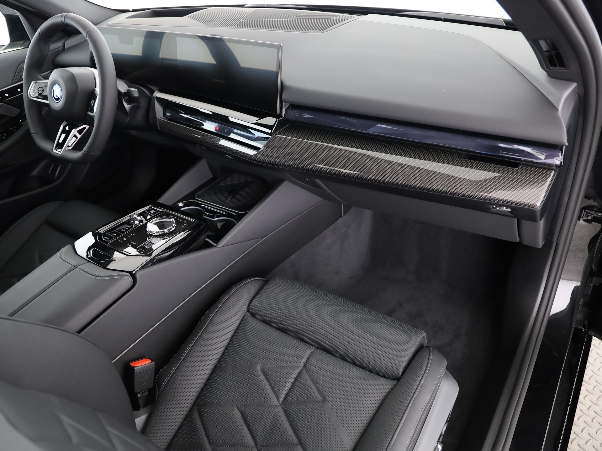 BMW 550e xDrive-image-13