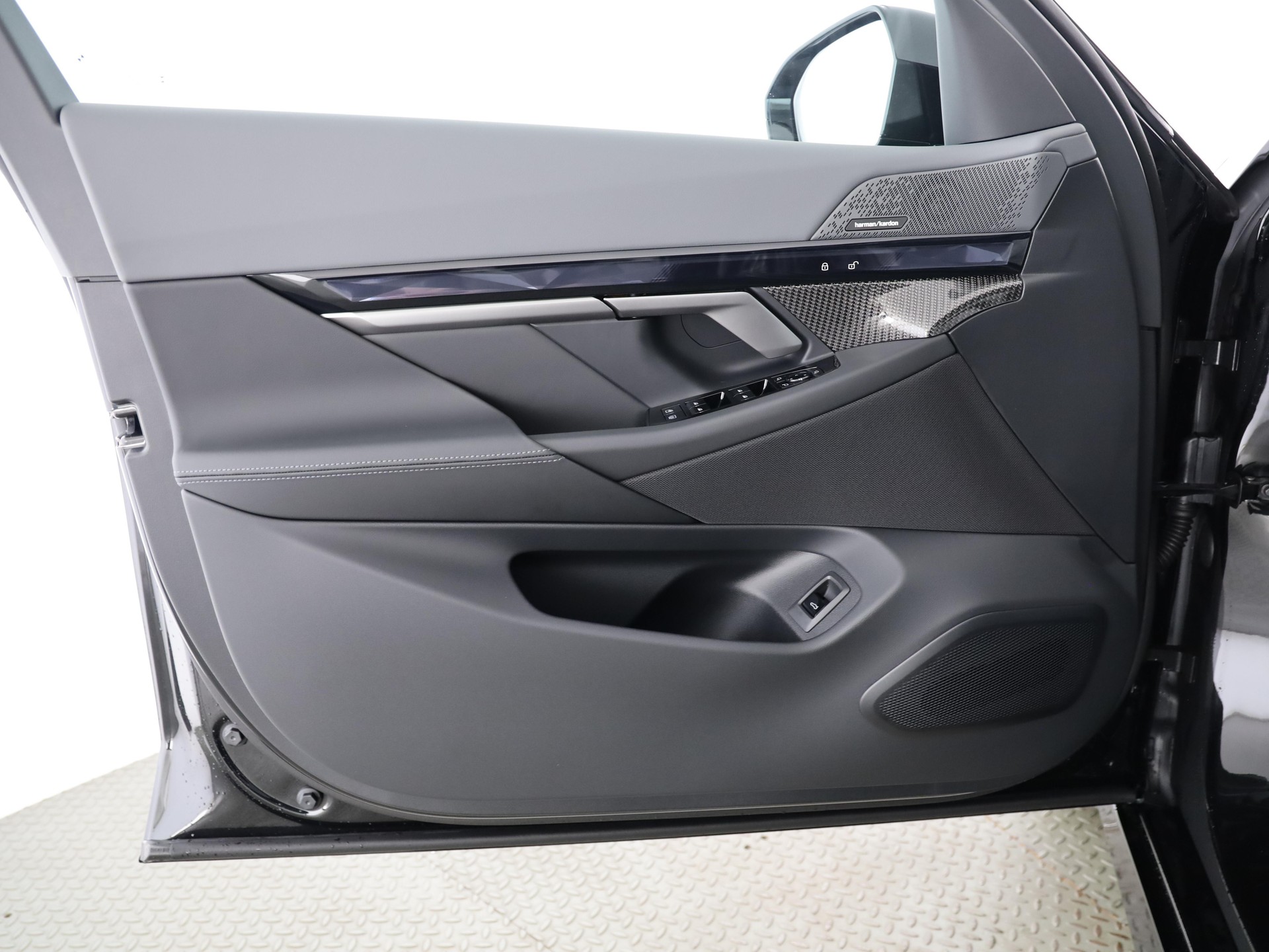BMW 550e xDrive-image-8