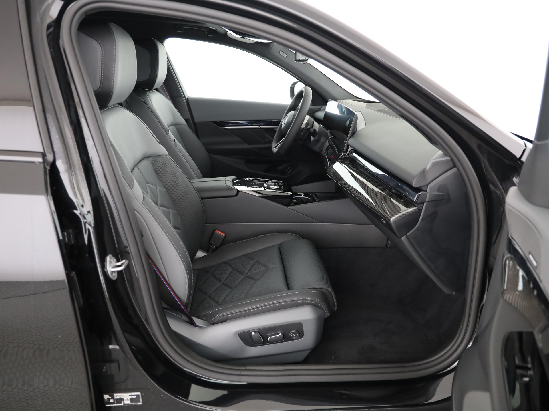 BMW 550e xDrive-image-12