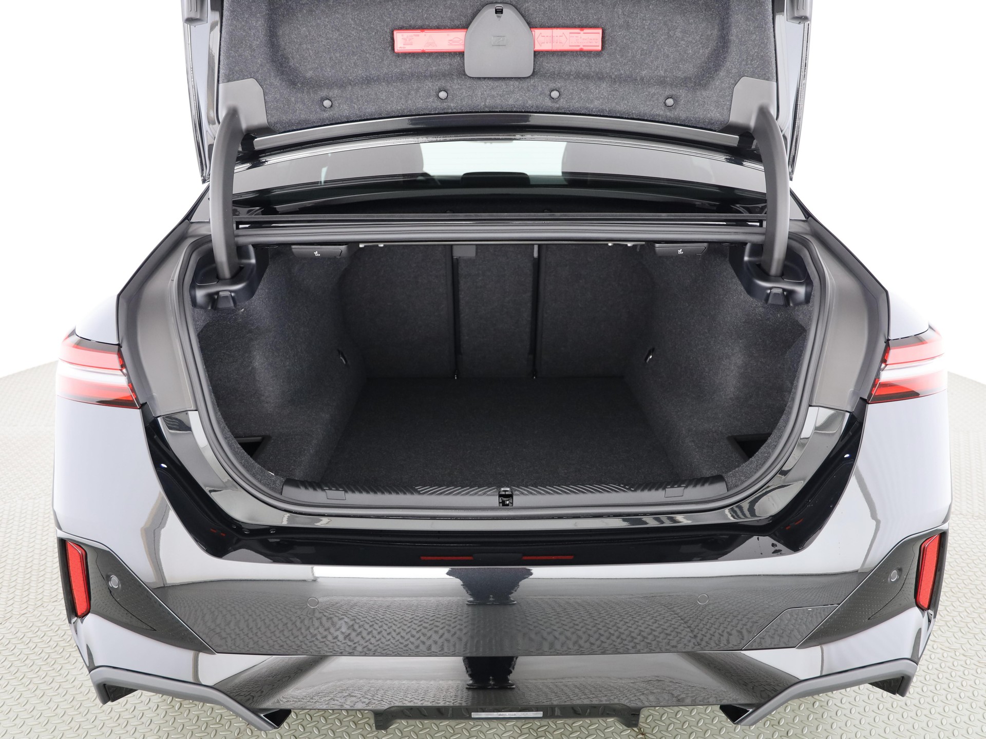 BMW 550e xDrive-image-11