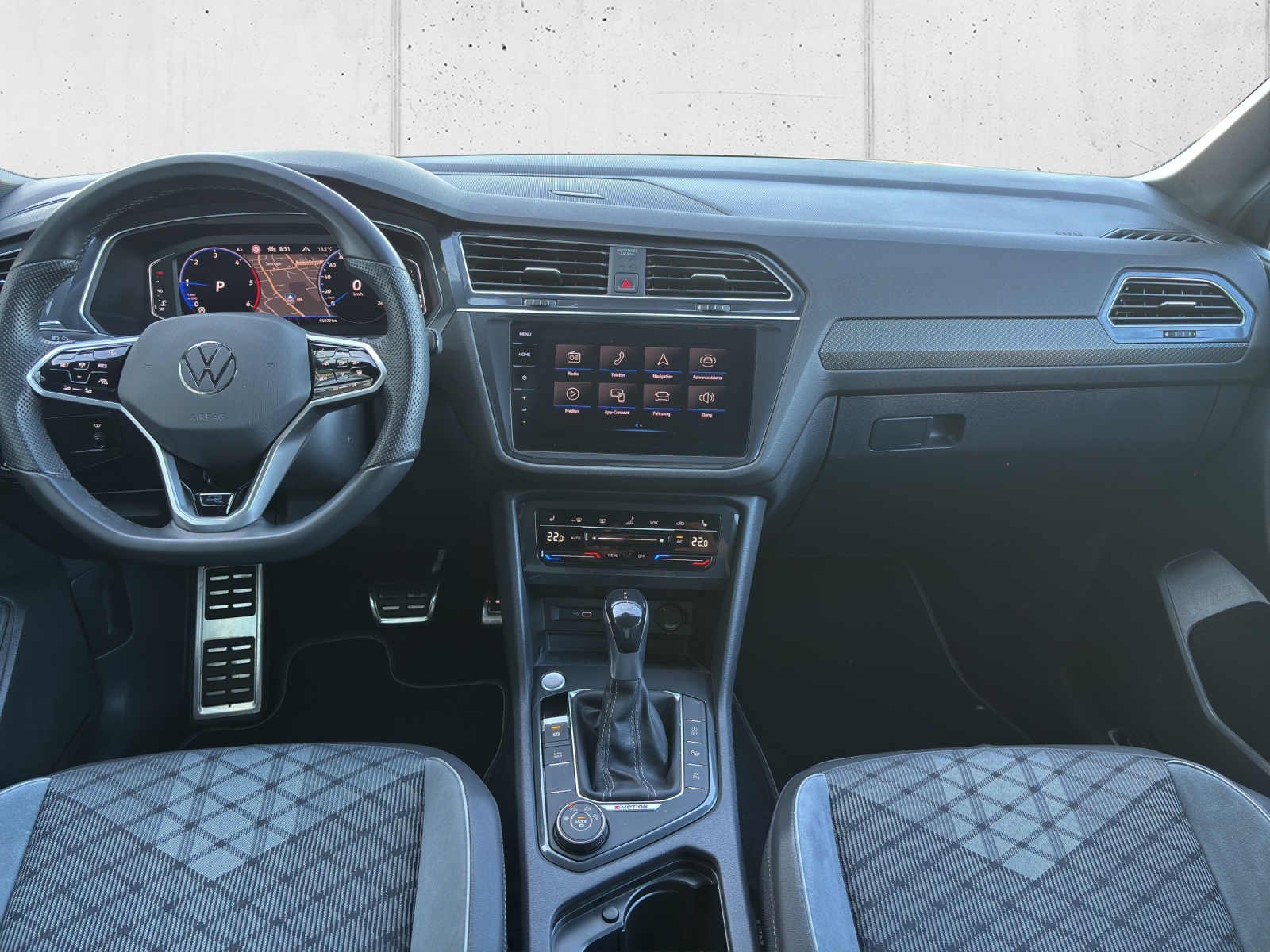 VW Tiguan Allspace 2.0 TDI SCR R-Line 4Motion DSG mit AHK, Panorama-Schiebedach, Winterräder, usw.-image-12