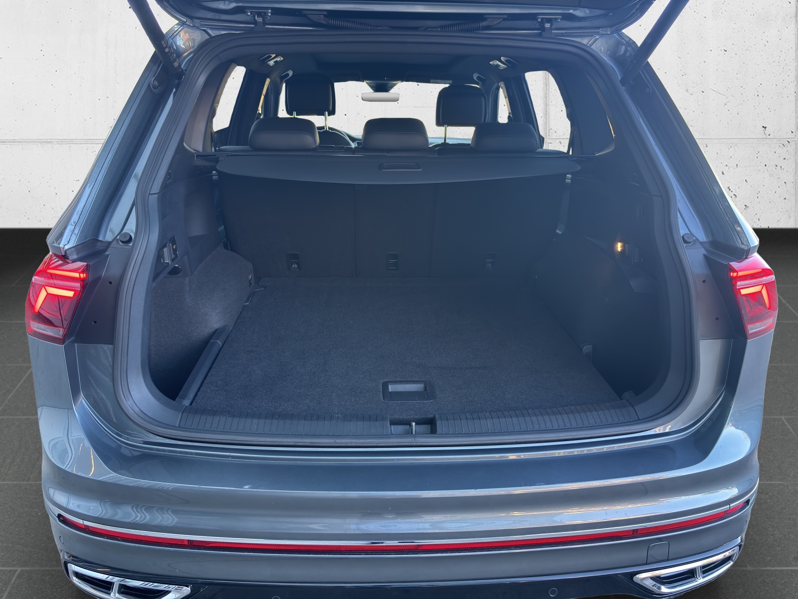 VW Tiguan Allspace 2.0 TDI SCR R-Line 4Motion DSG mit AHK, Panorama-Schiebedach, Winterräder, usw.-image-8