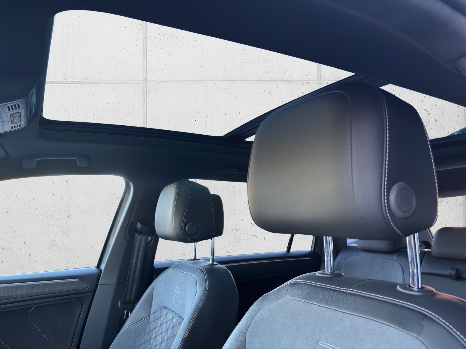 VW Tiguan Allspace 2.0 TDI SCR R-Line 4Motion DSG mit AHK, Panorama-Schiebedach, Winterräder, usw.-image-28