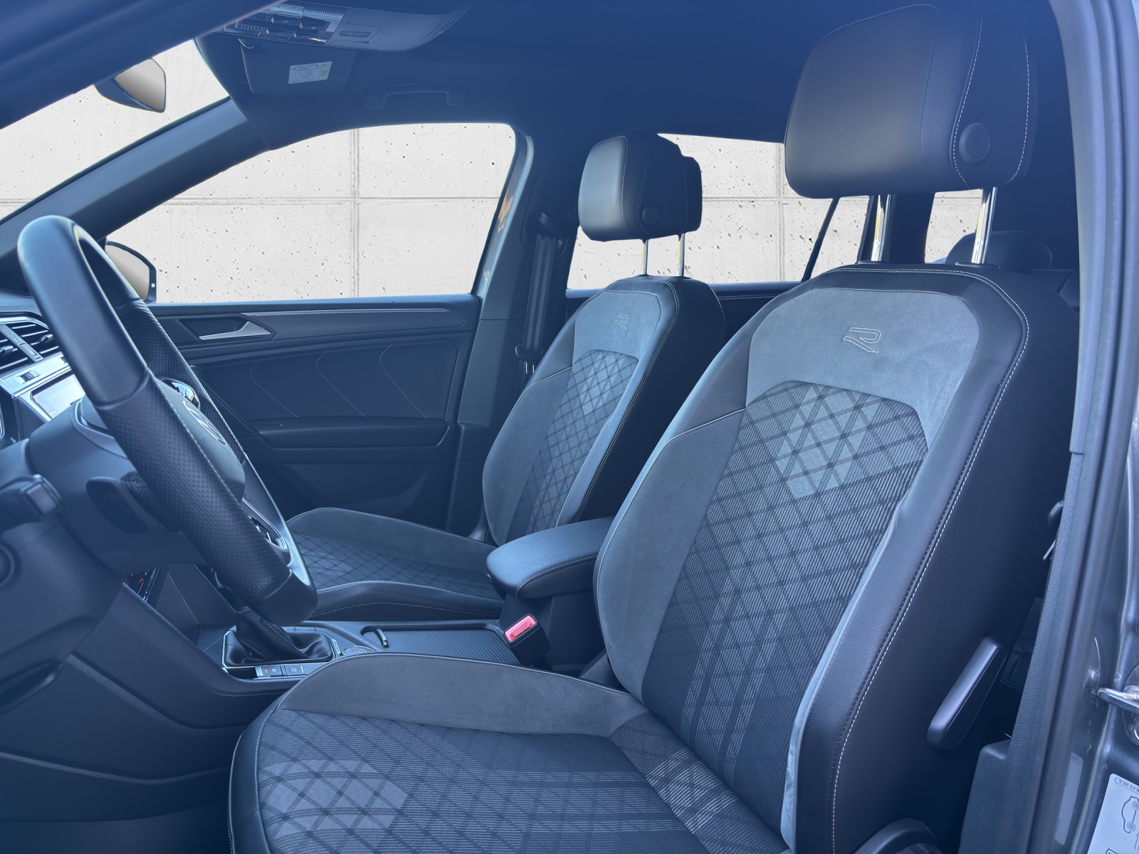 VW Tiguan Allspace 2.0 TDI SCR R-Line 4Motion DSG mit AHK, Panorama-Schiebedach, Winterräder, usw.-image-29