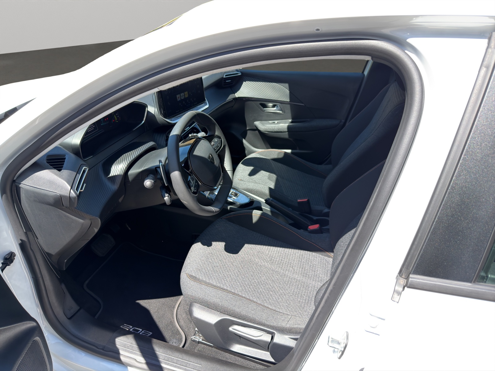 PEUGEOT 208 1.2 Hybrid Style-image-3