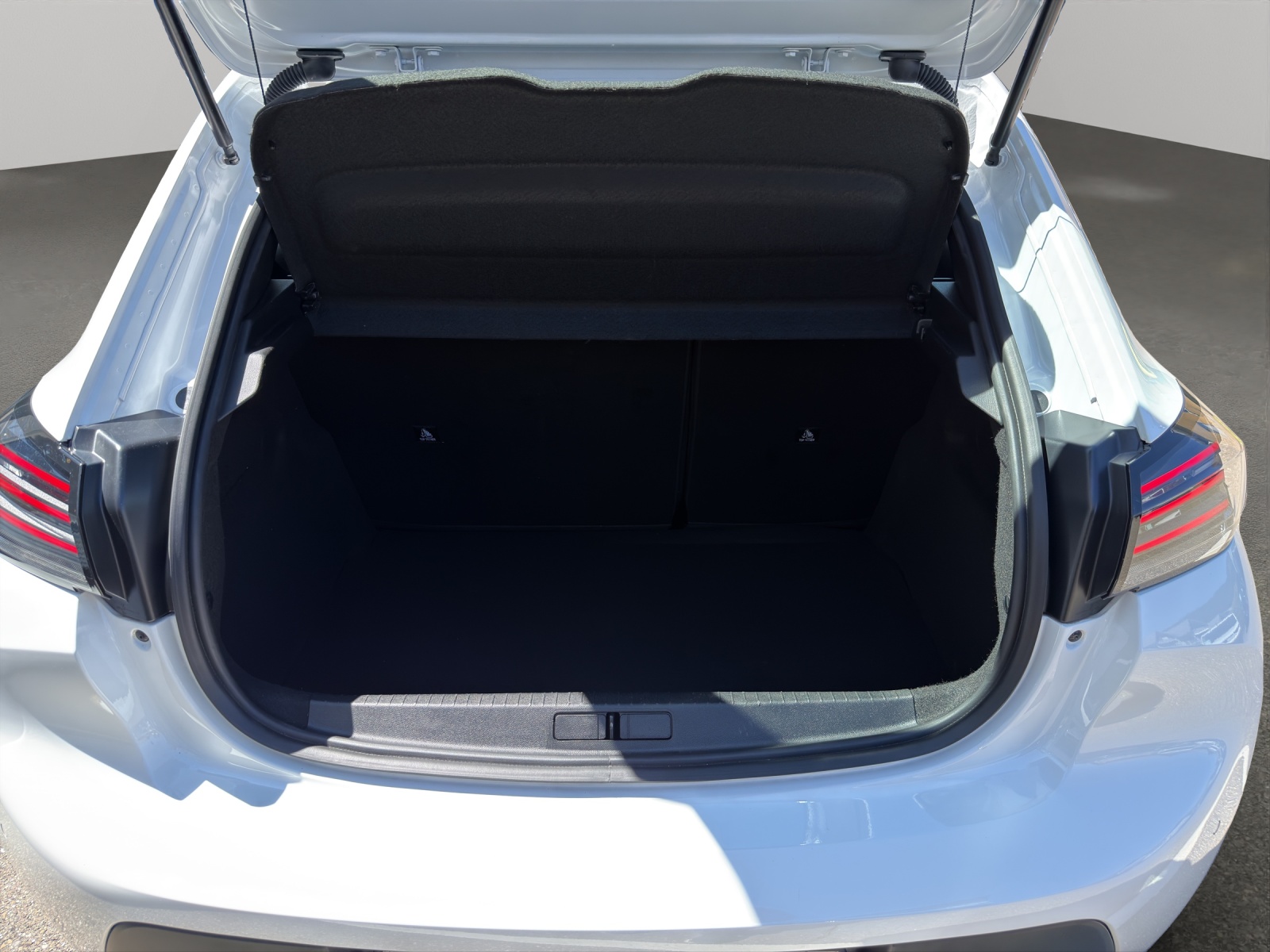 PEUGEOT 208 1.2 Hybrid Style-image-5