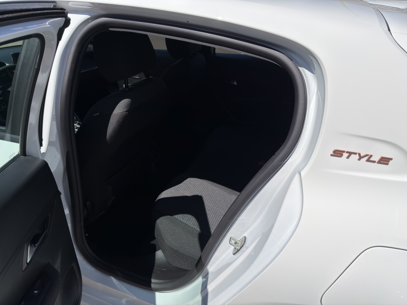 PEUGEOT 208 1.2 Hybrid Style-image-4