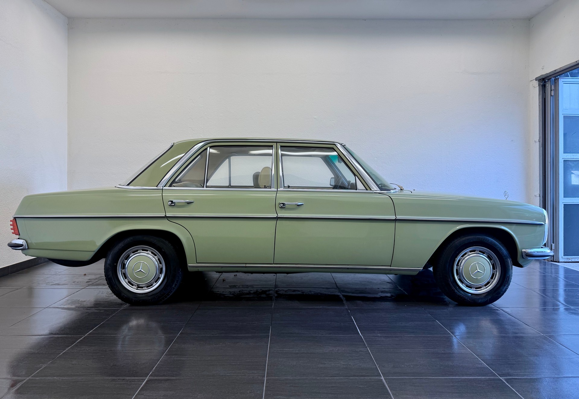 MERCEDES-BENZ .4-image-4