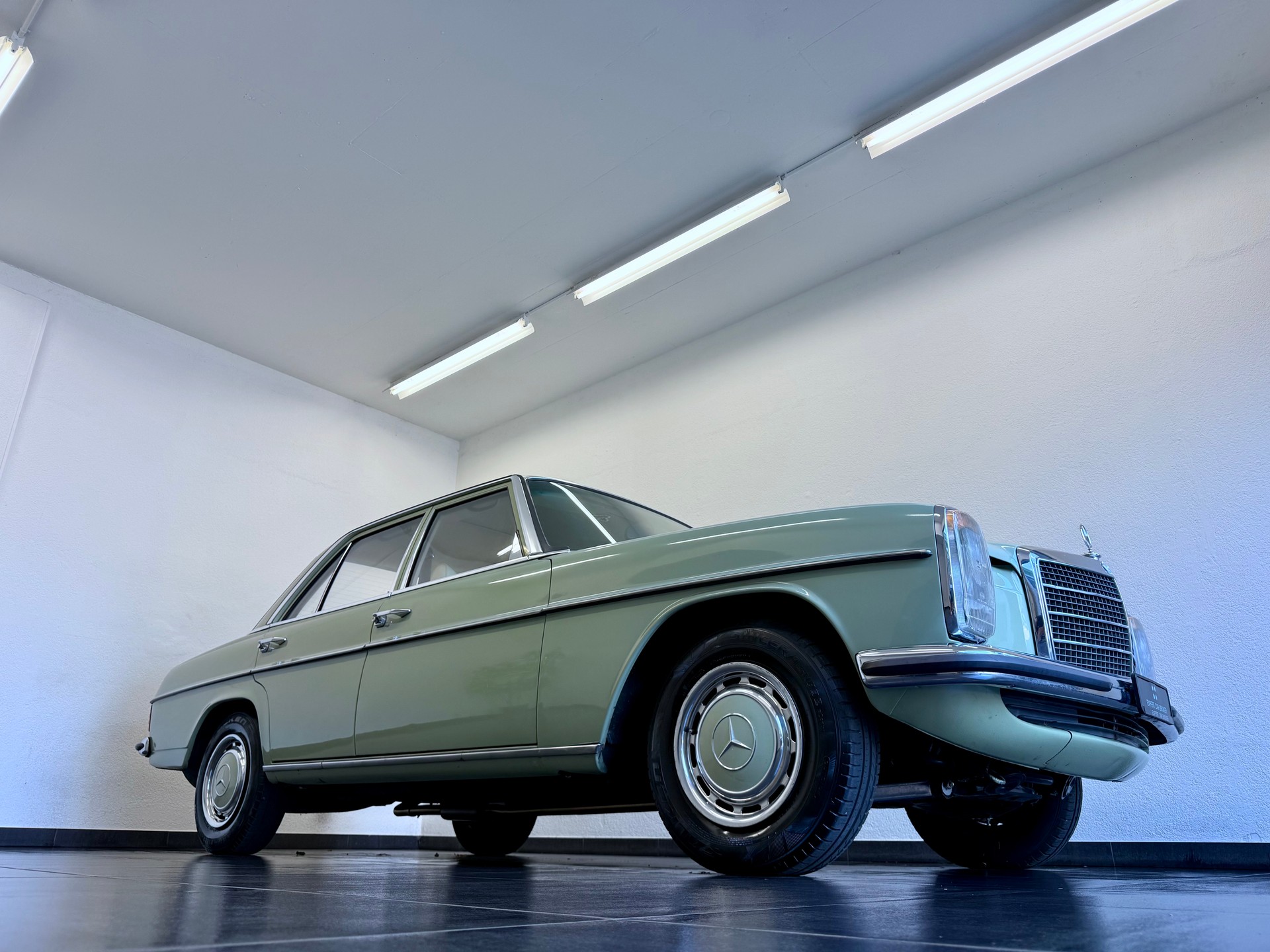 MERCEDES-BENZ .4-image-2