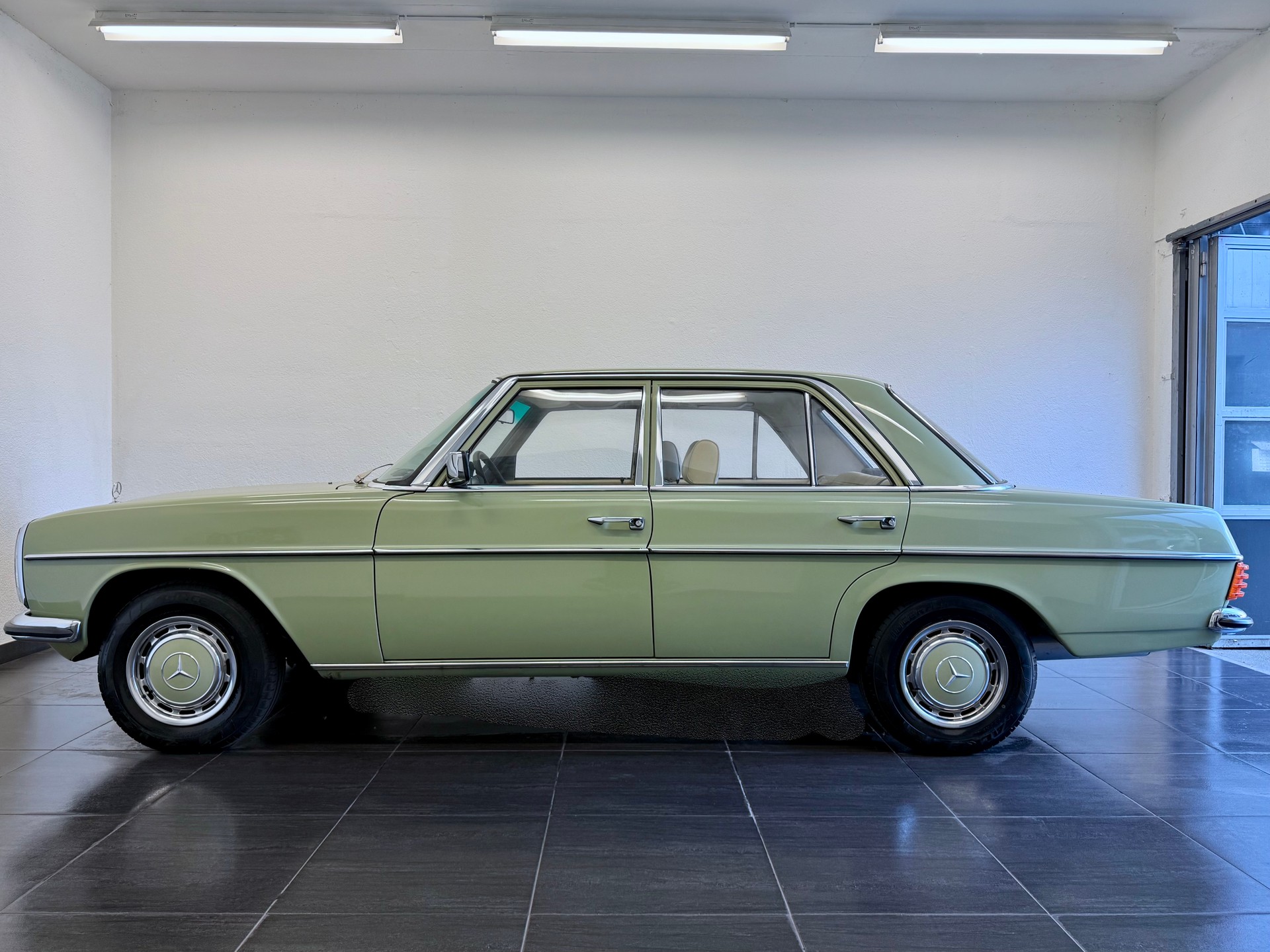 MERCEDES-BENZ .4-image-9