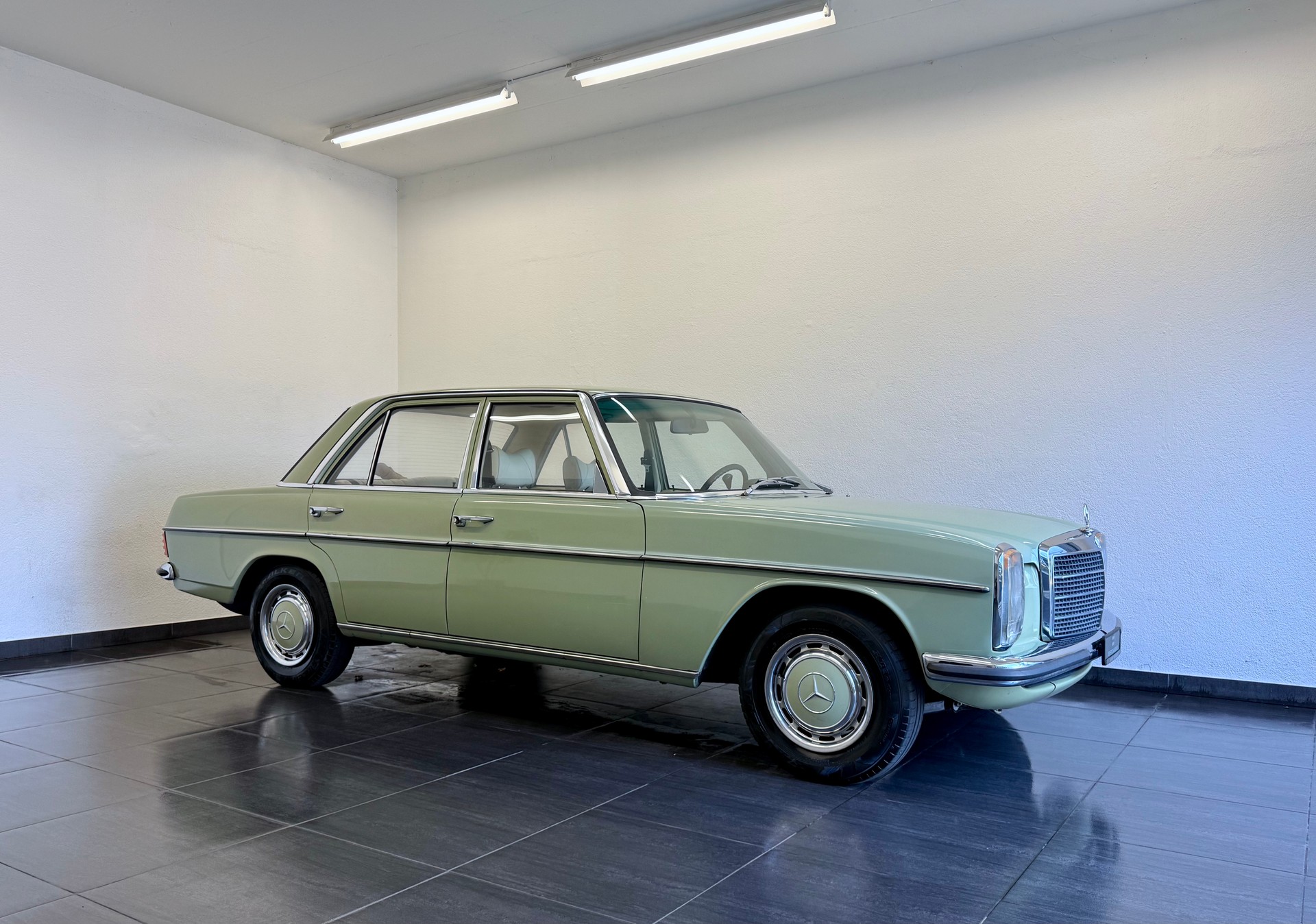 MERCEDES-BENZ .4-image-0