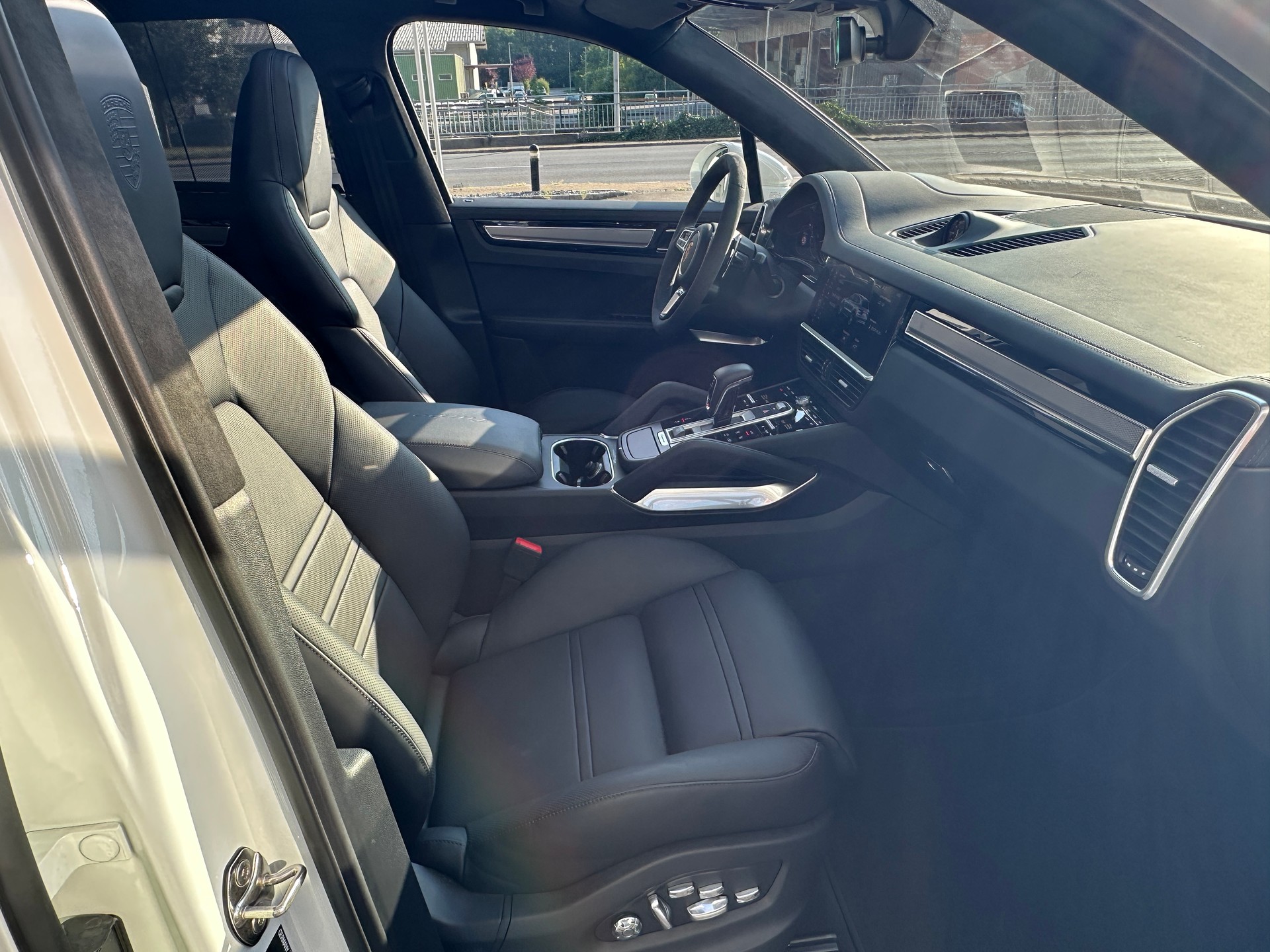 PORSCHE Cayenne Turbo-image-18