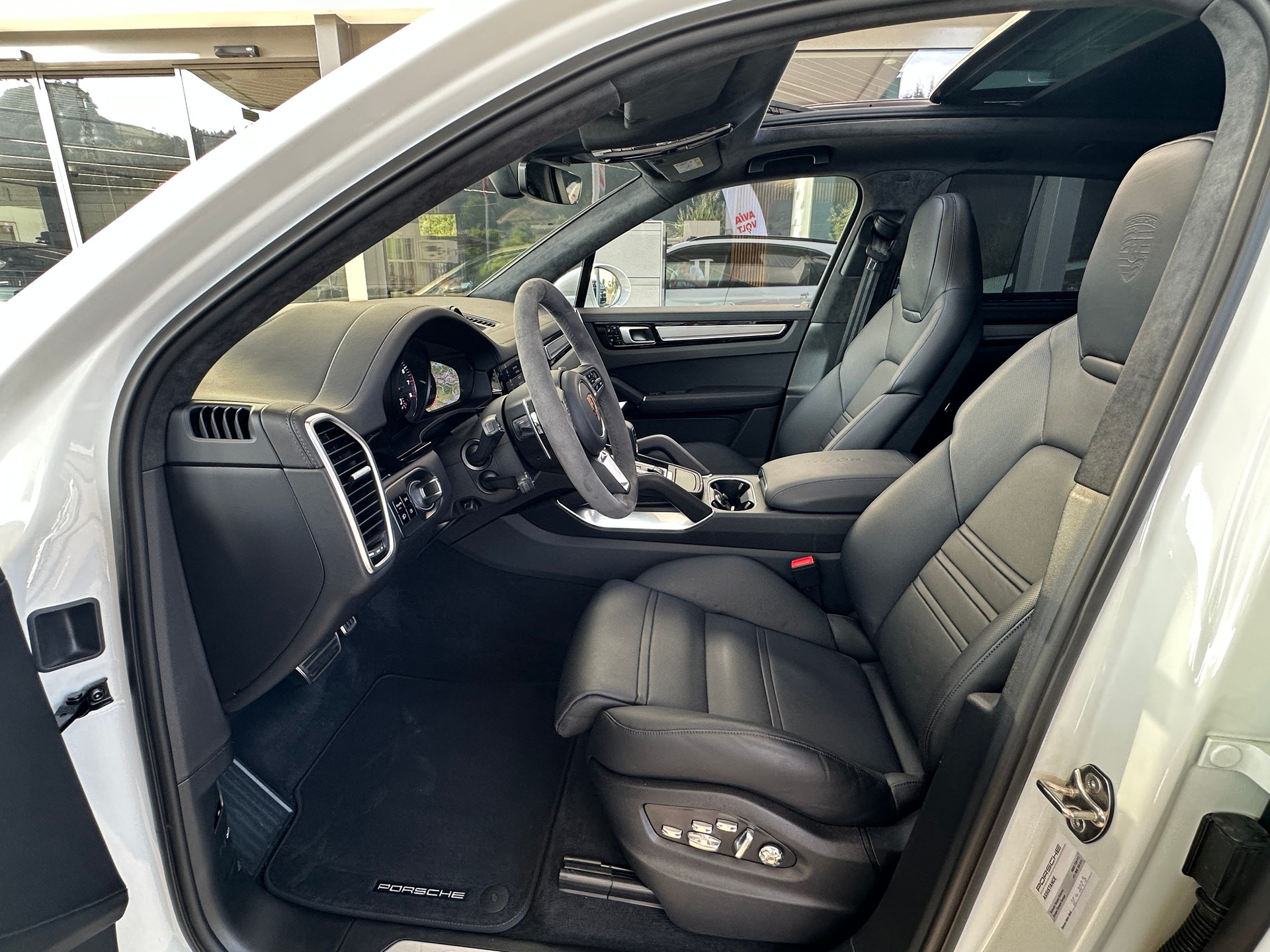 PORSCHE Cayenne Turbo-image-24