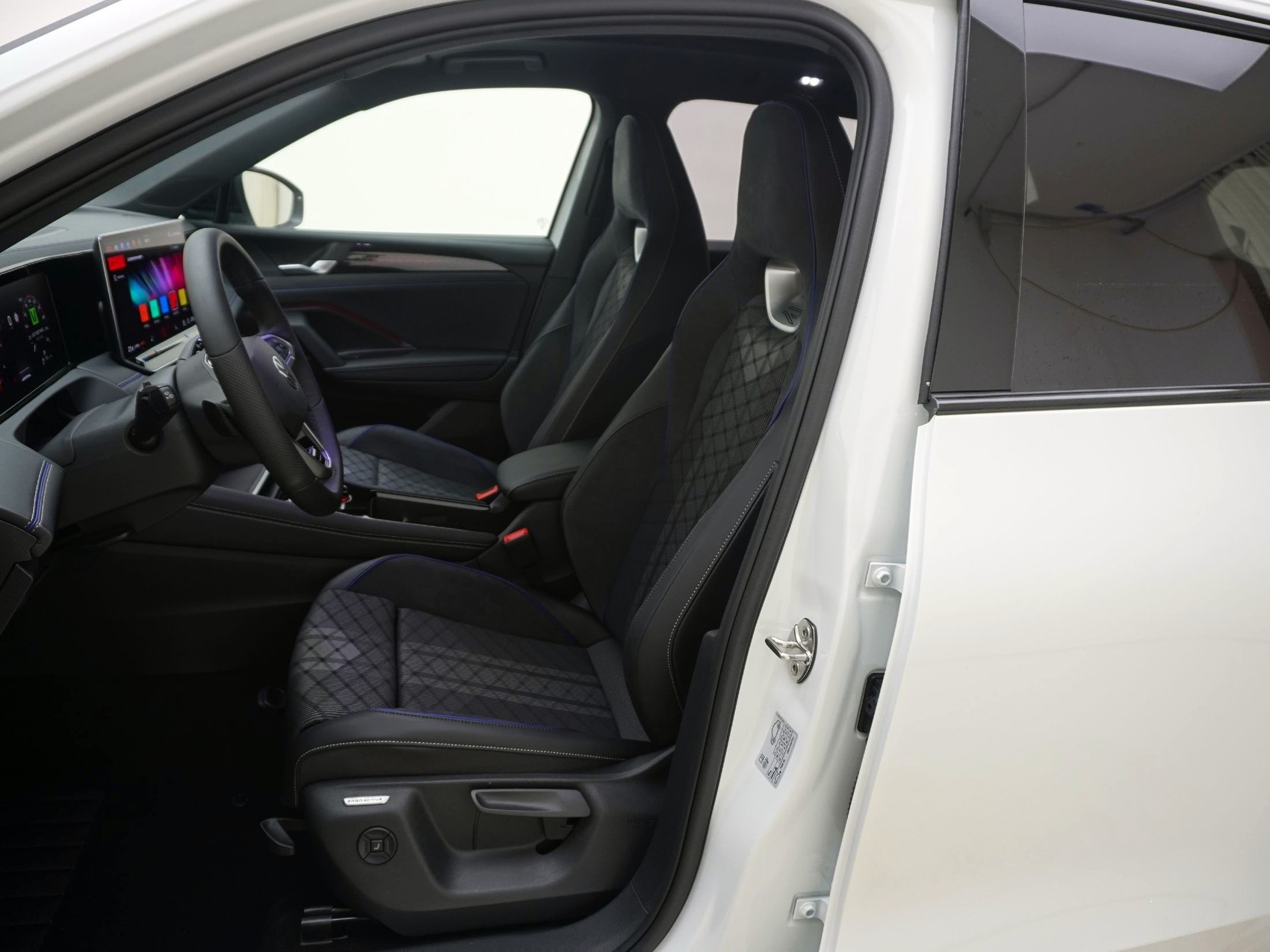 VW Tiguan 2.0 TSI R-Line 4Motion-image-12