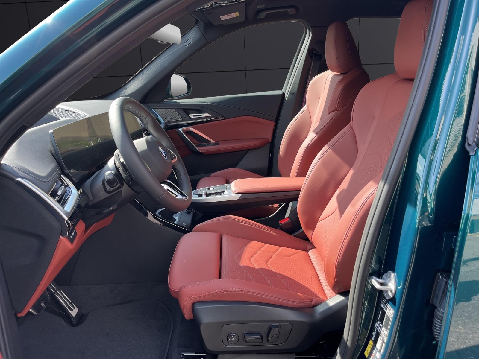 BMW iX1 30 xDrive-image-11