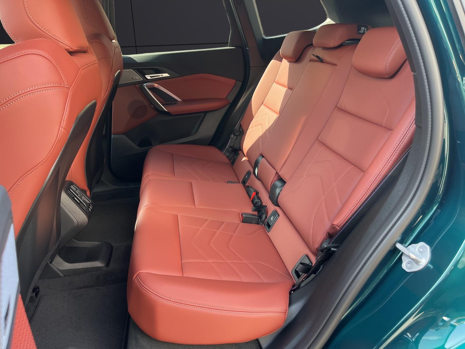 BMW iX1 30 xDrive-image-12