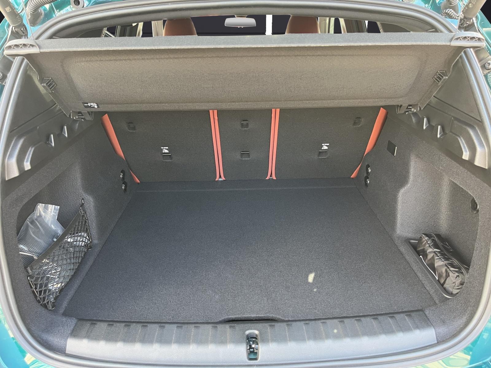 BMW iX1 30 xDrive-image-13