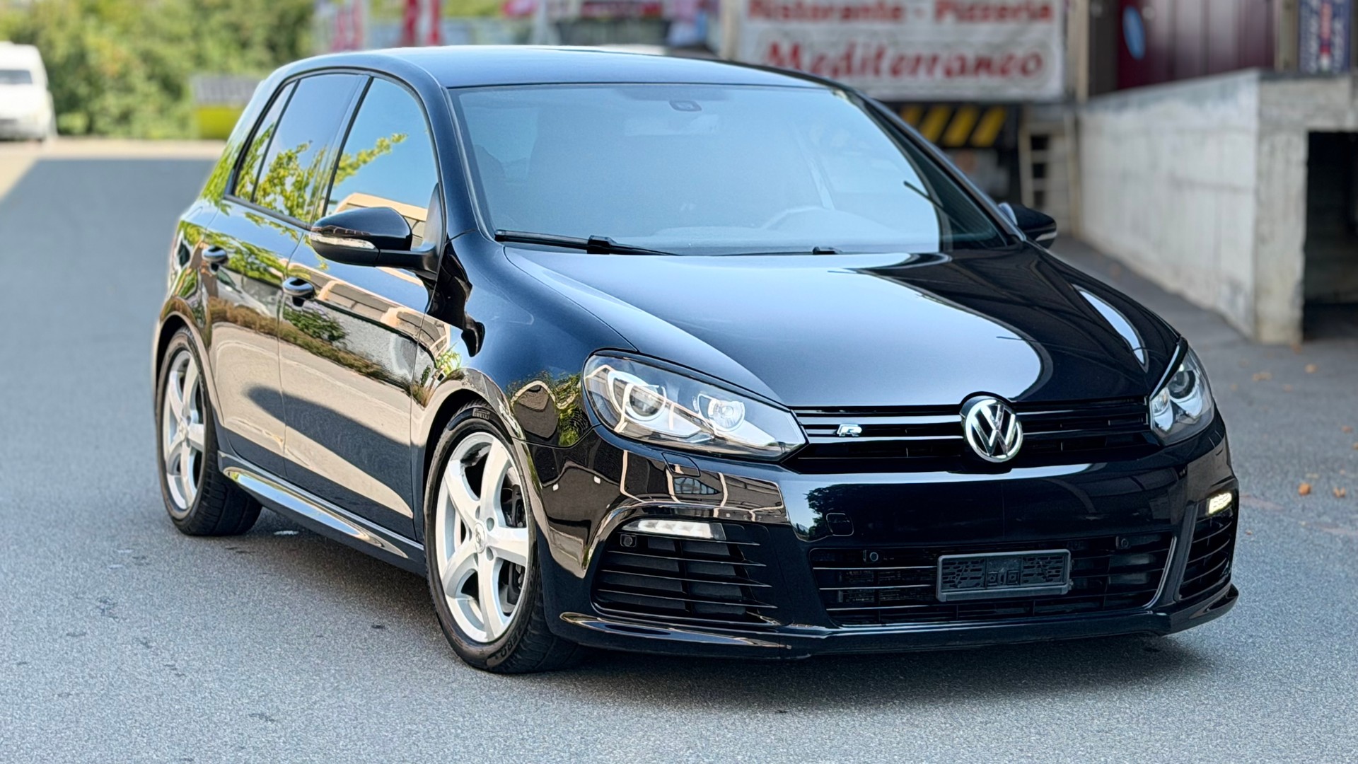 VW Golf 2.0 TSI R Team 4Motion-image-1