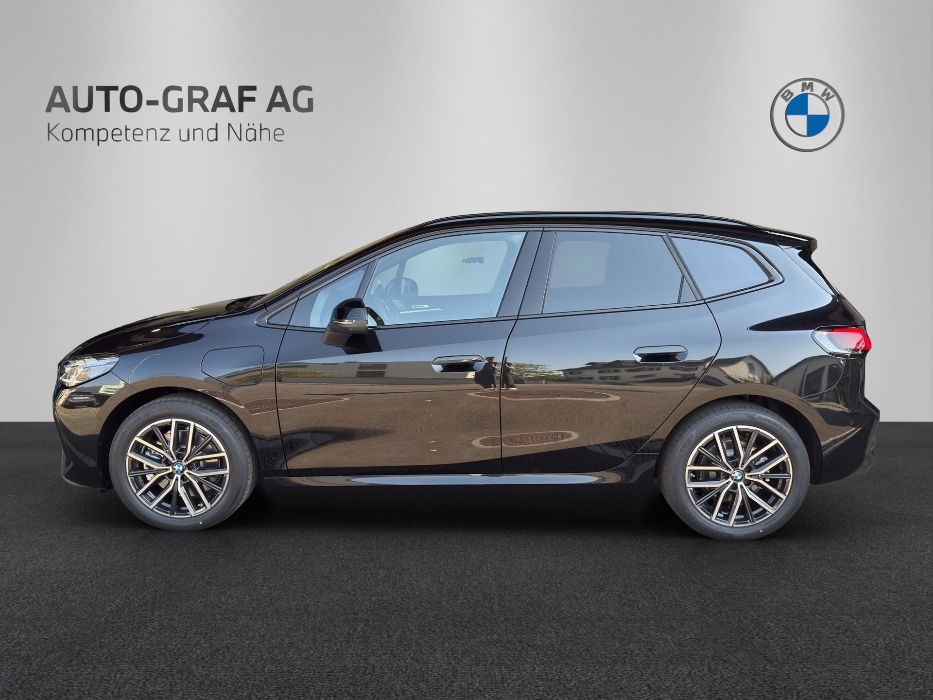BMW 230e xDrive Active Tourer M Sport Edition-showroom-element-1