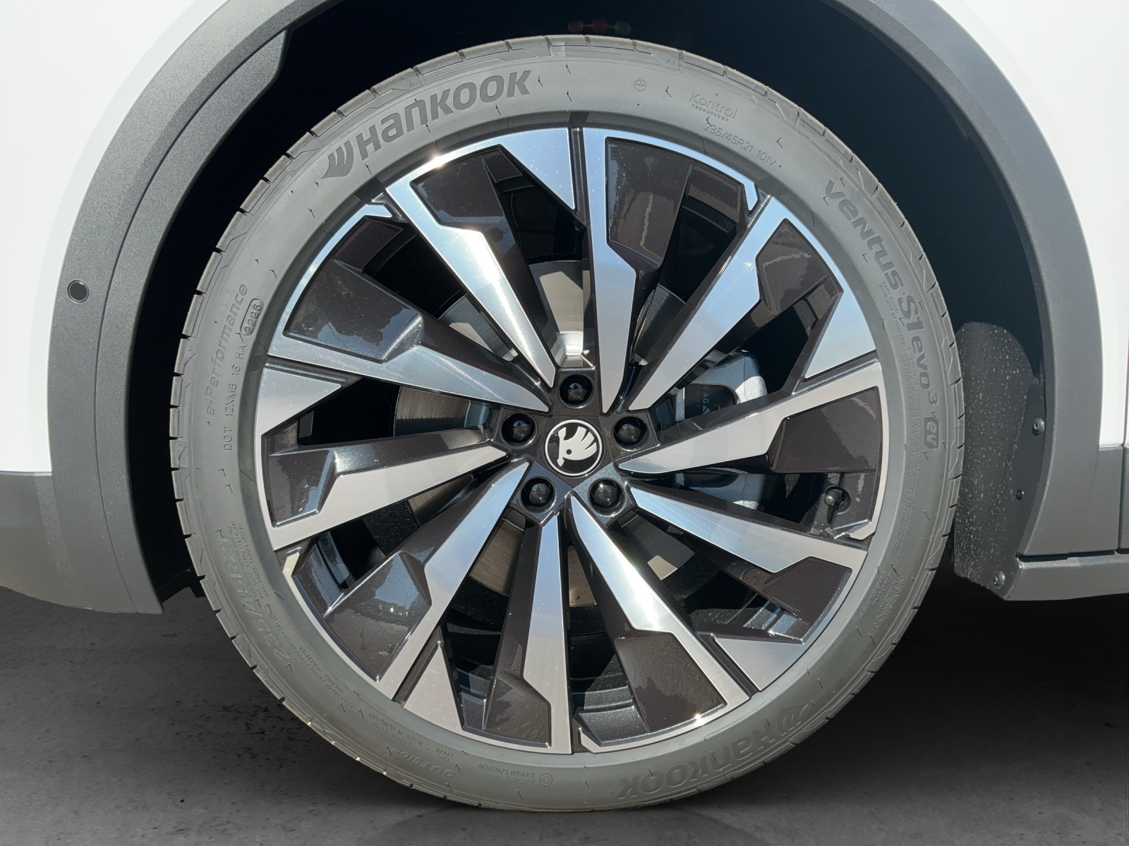 SKODA Elroq 85x Sportline 4x4-image-12