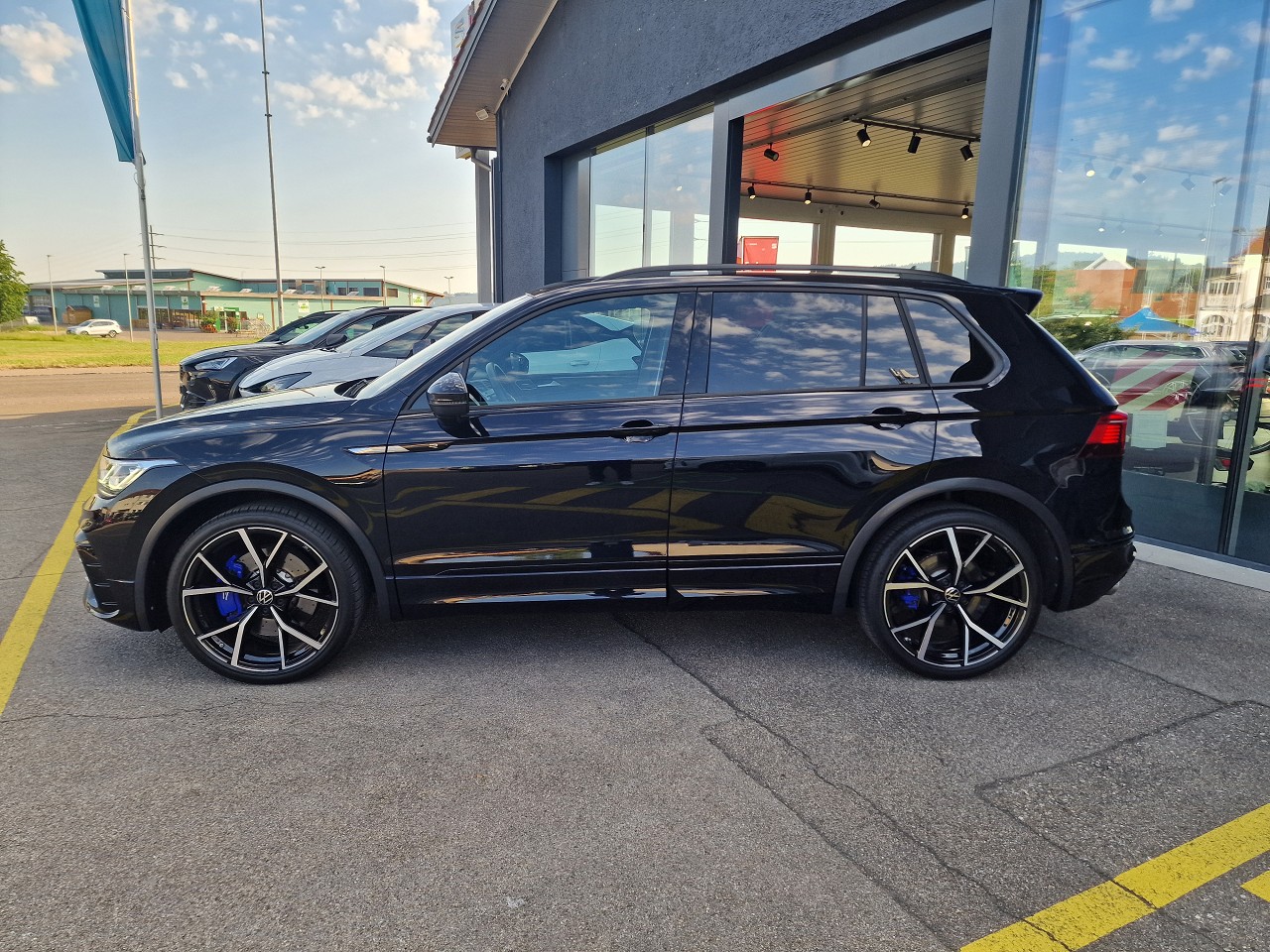 VW Tiguan 2.0TSI R 4Motion DSG-image-2