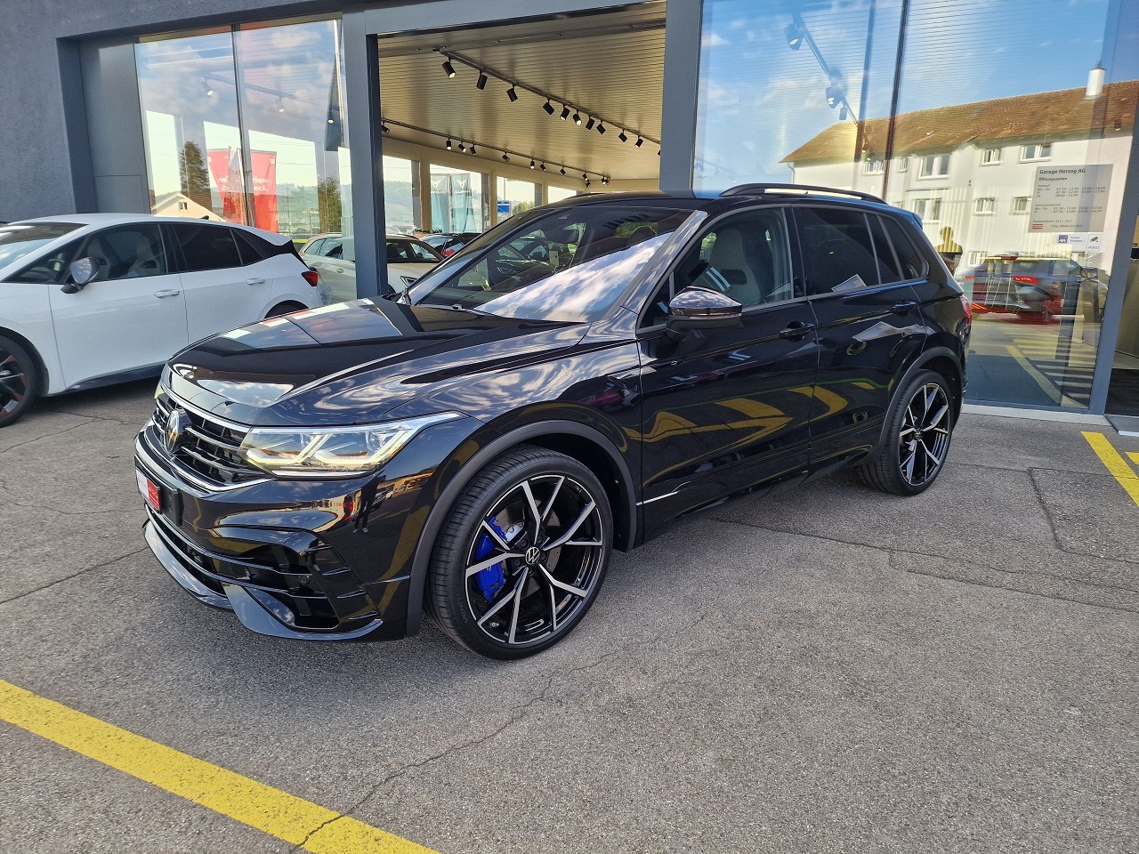 VW Tiguan 2.0TSI R 4Motion DSG-image-1