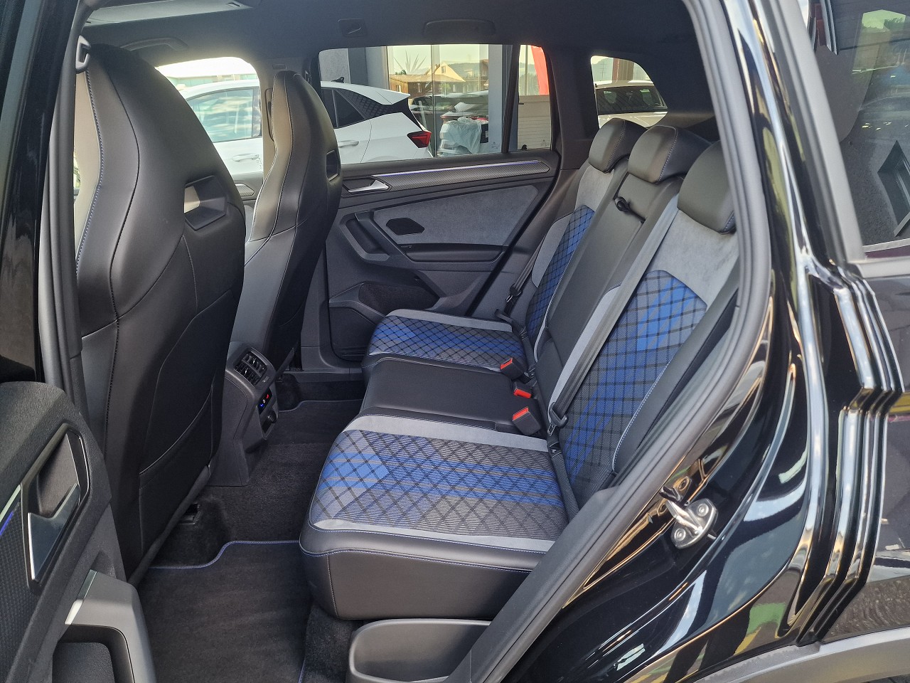 VW Tiguan 2.0TSI R 4Motion DSG-image-11