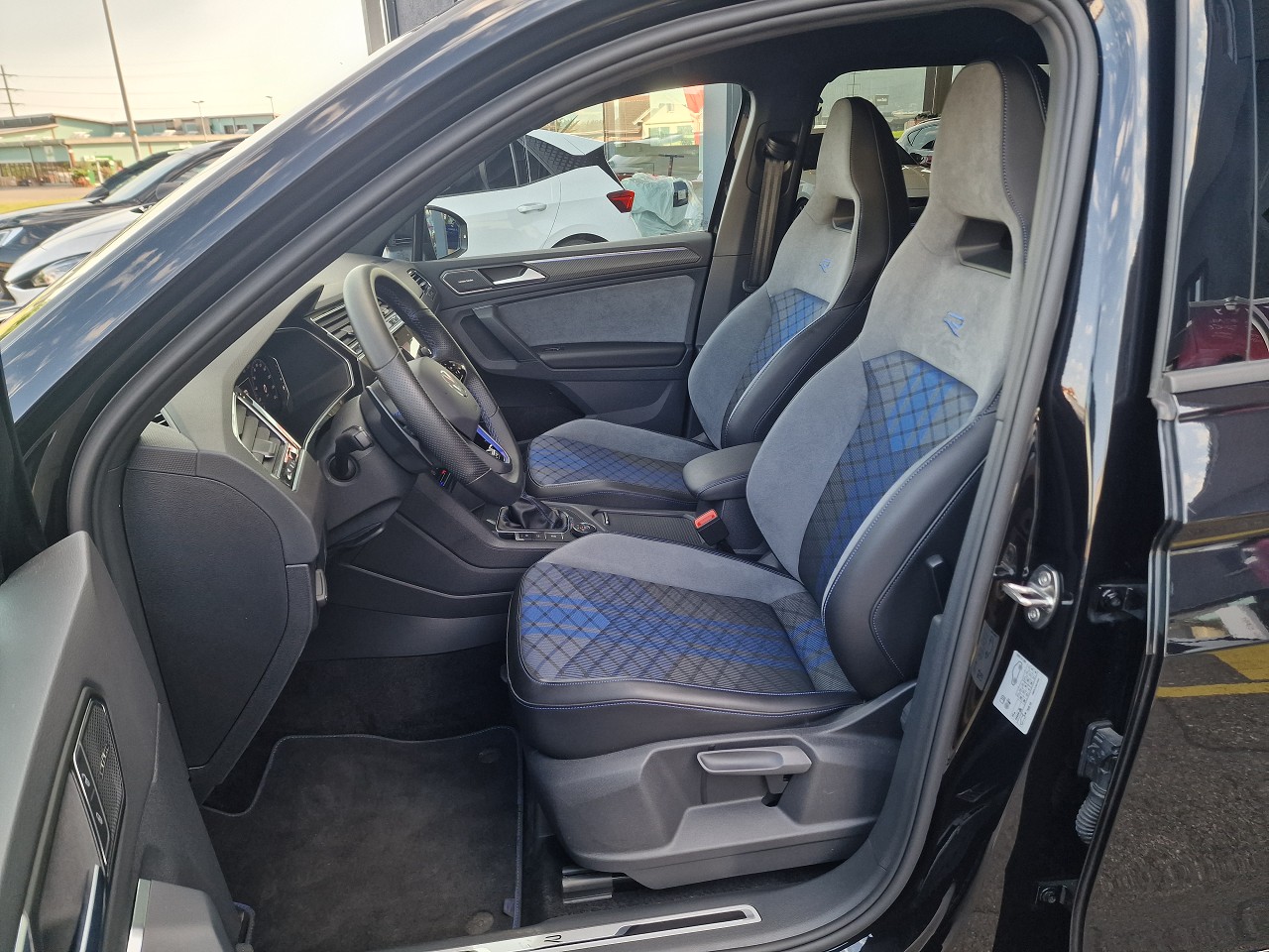 VW Tiguan 2.0TSI R 4Motion DSG-image-9