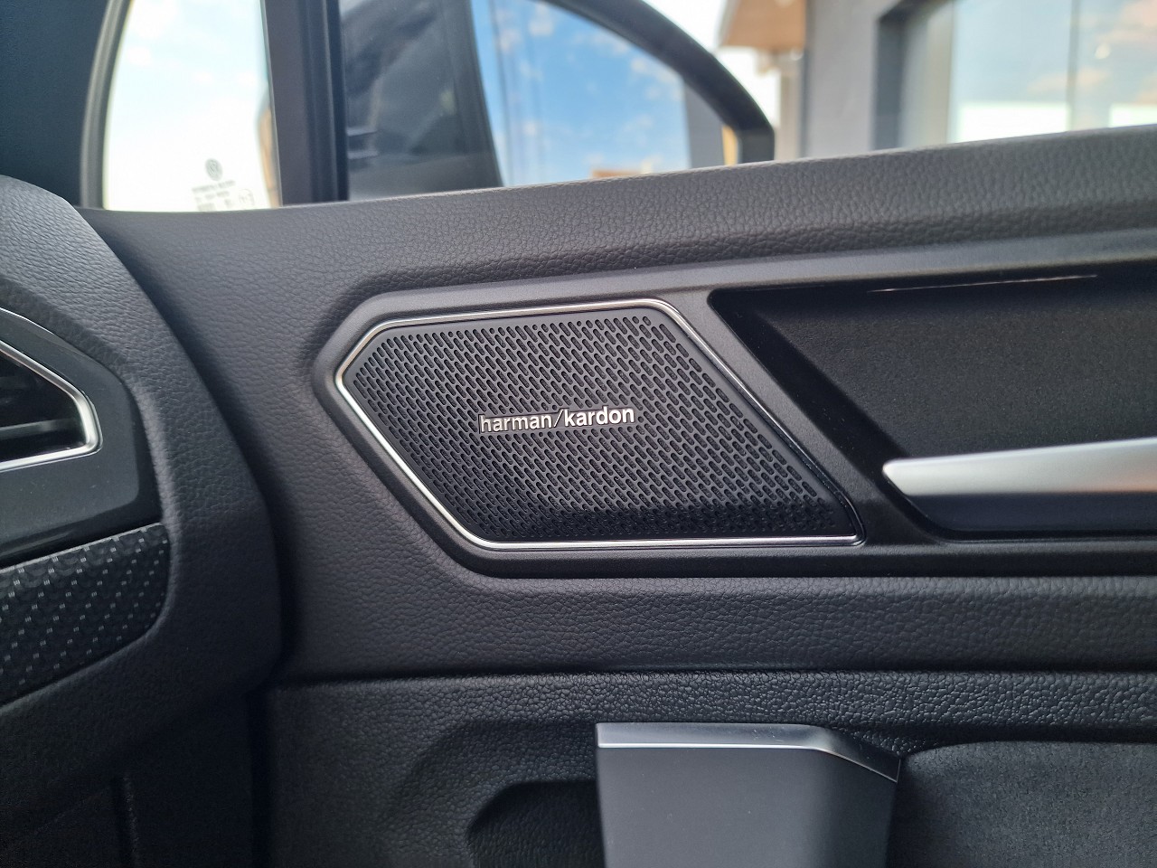 VW Tiguan 2.0TSI R 4Motion DSG-image-27